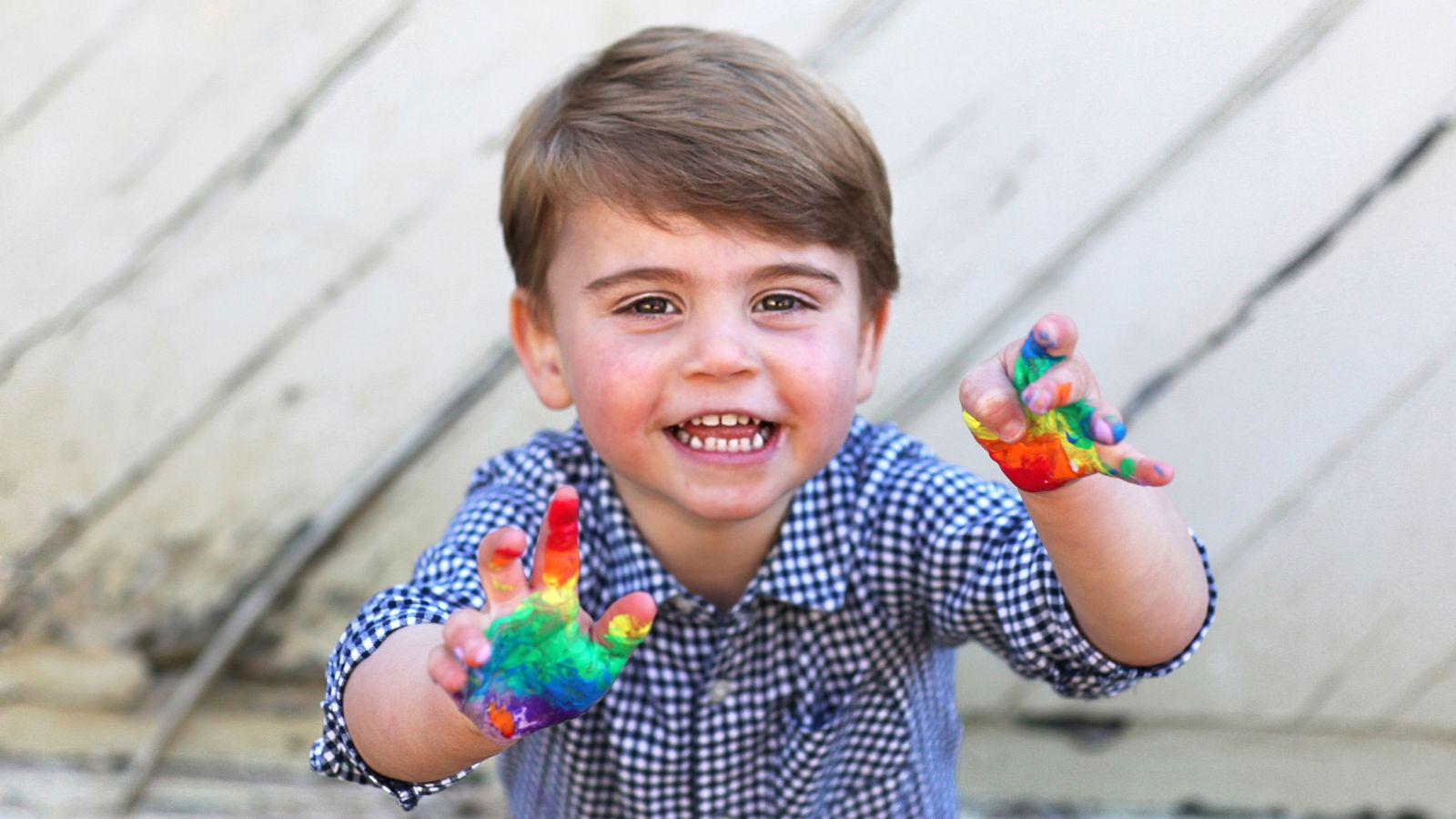Luis de Cambridge, en una de las fotos oficiales distribuidas con motivo de su segundo cumpleaños.