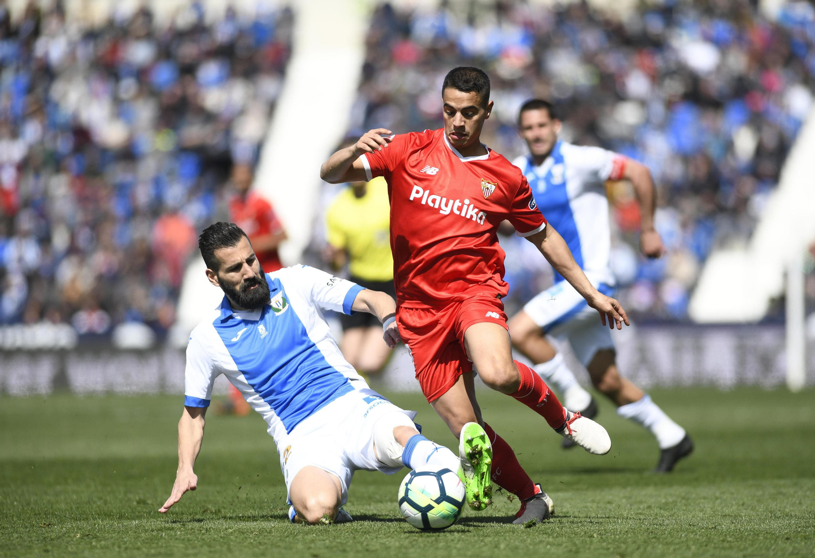 Ben Yedder trata de superar a Siovas en un ataque.