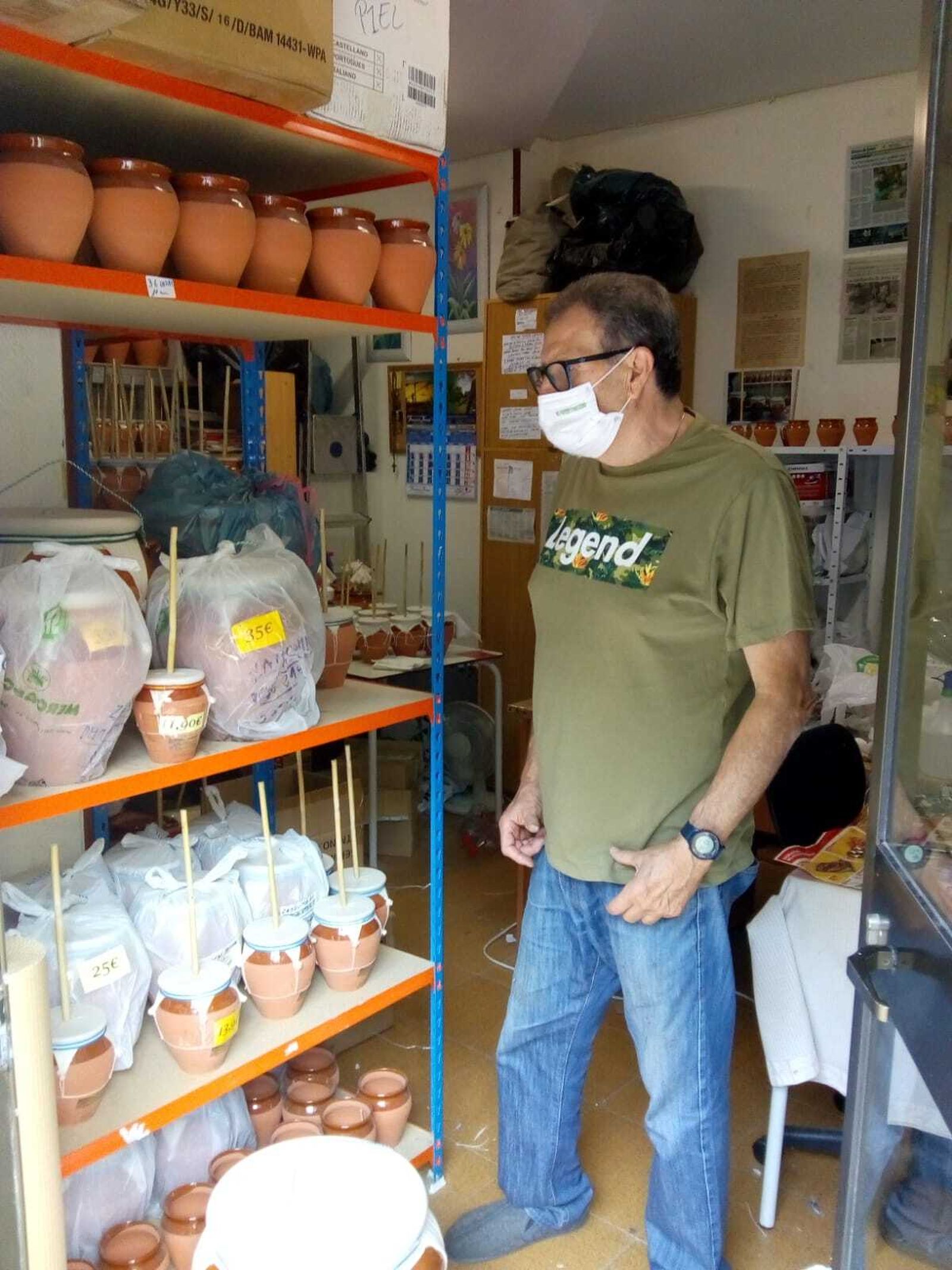José Coca, ante las estanterías de su taller.
