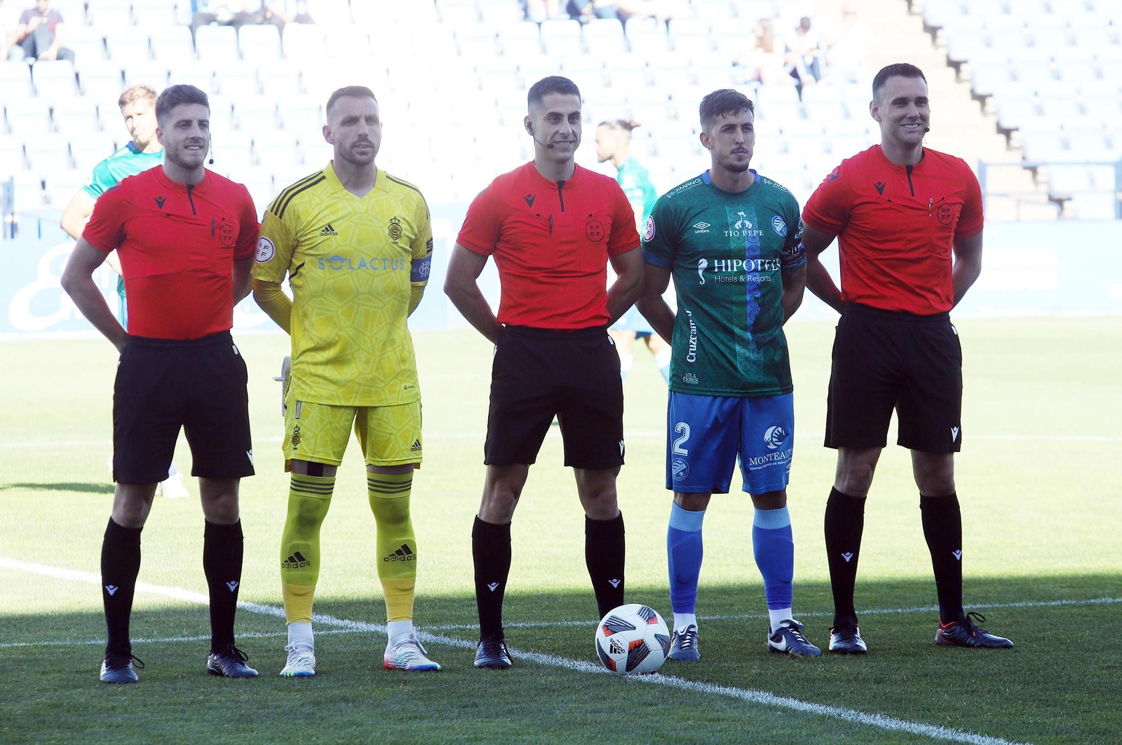 Enrique Pareja, en el centro, en su única visita al Nuevo Colombino.