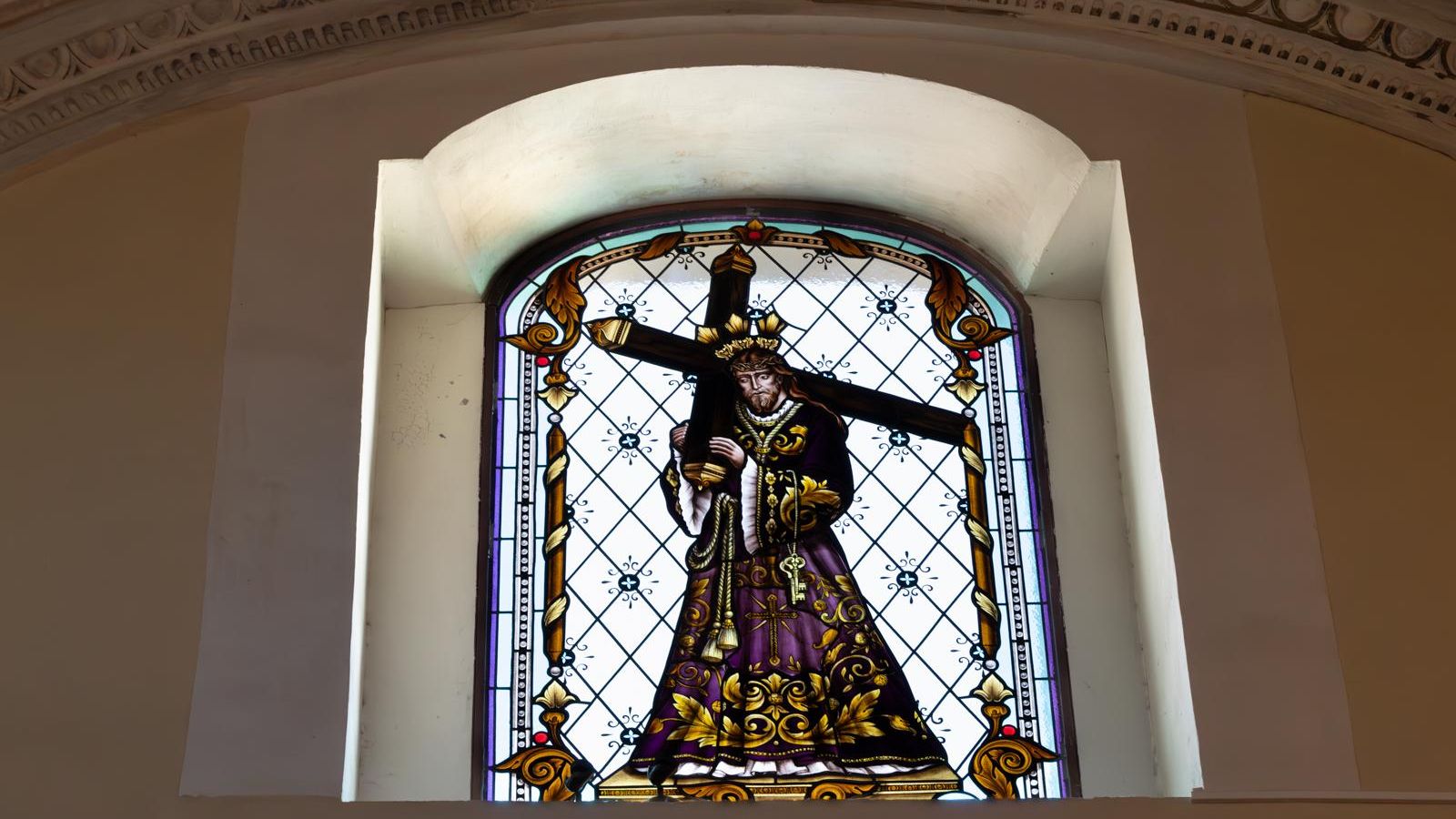 Representación de Nuestro Padre Jesús Nazareno en una de las vidrieras.