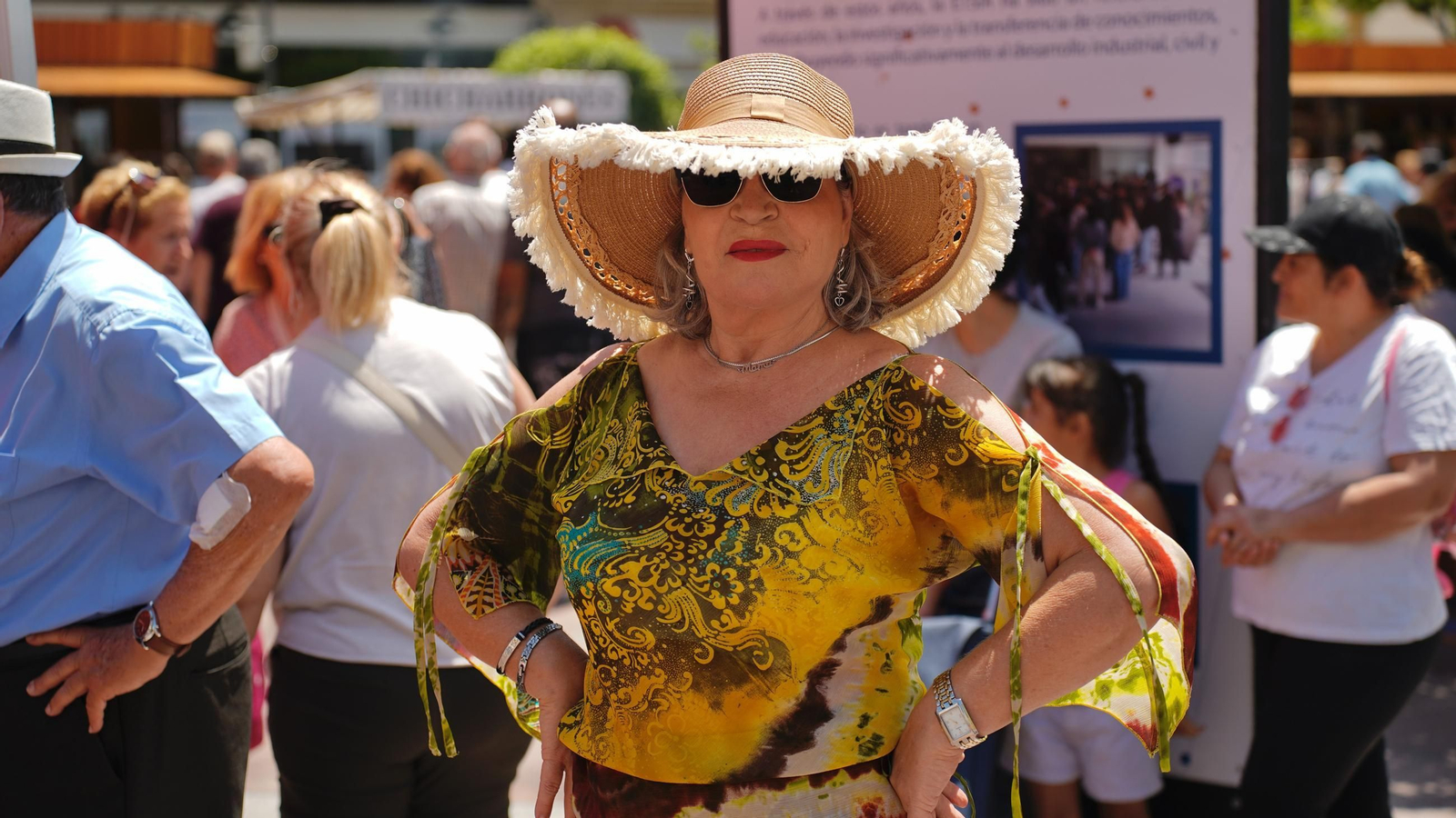 Muchas personas se reunen en la Plaza Alta, bailando y comiendo paella junto a la Feria de los Parques Naturales de Cádiz