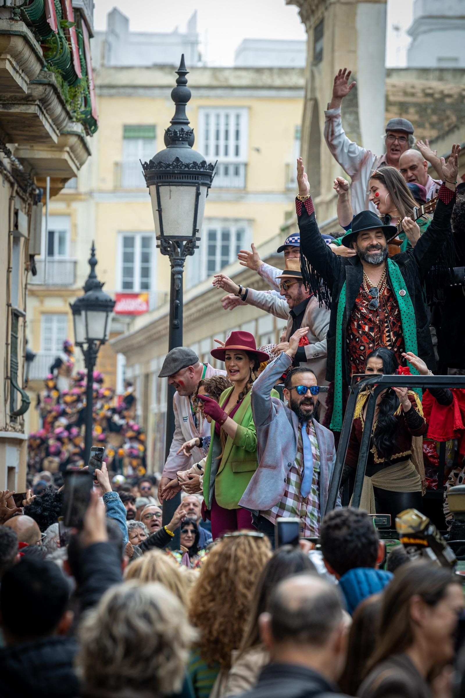 Imágenes del lunes de coros e ilegales del Carnaval de Cádiz 2023