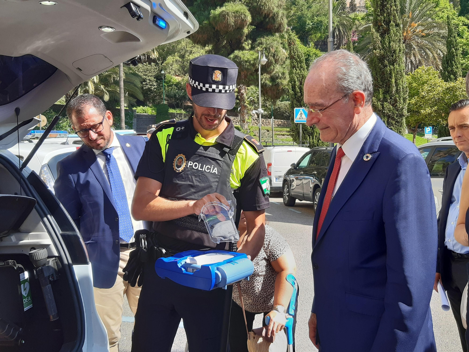 El alcalde Francisco de la Torre viendo uno de los nuevos desfibriladores