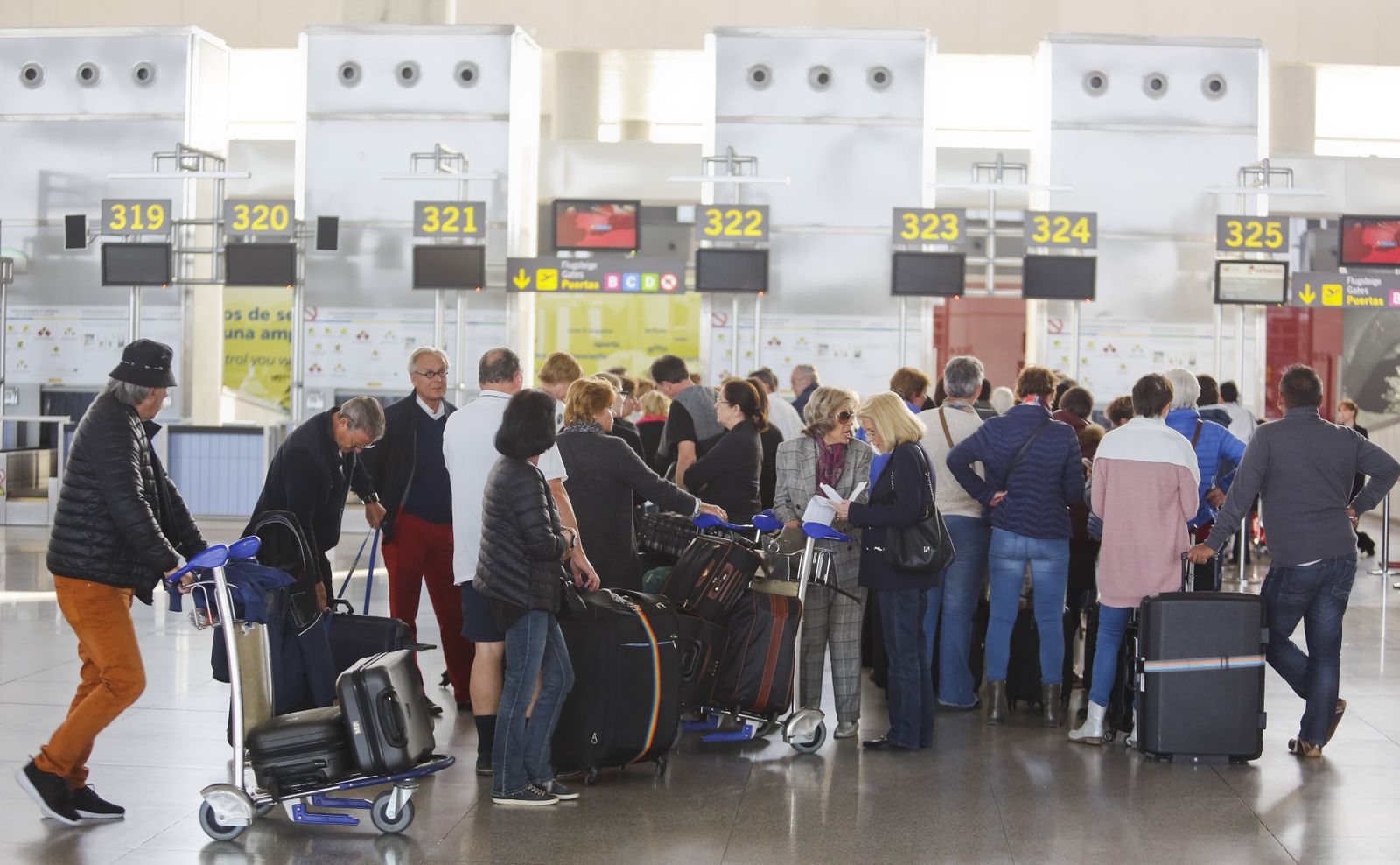 Viajeros en el aeropuerto.
