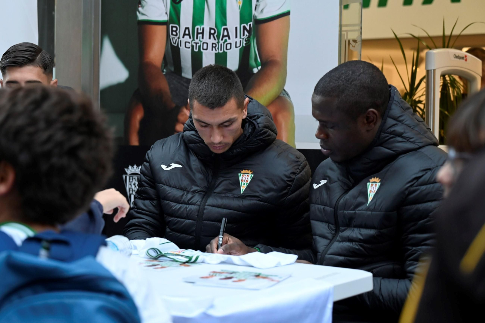 Furor en la tienda del Córdoba CF: las fotos de la firma de autógrafos de Requena, Fomeyem y Adri Fuentes