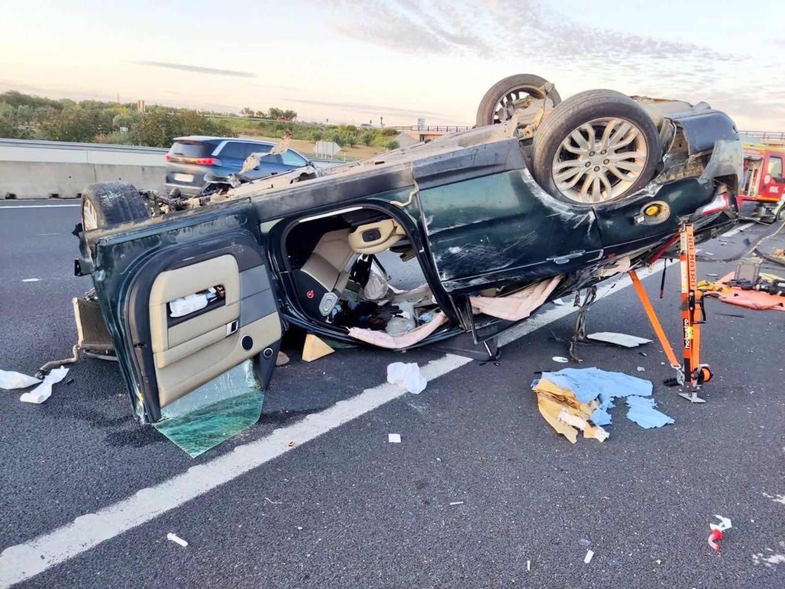 Coche volcado en la A-49 este miércoles.