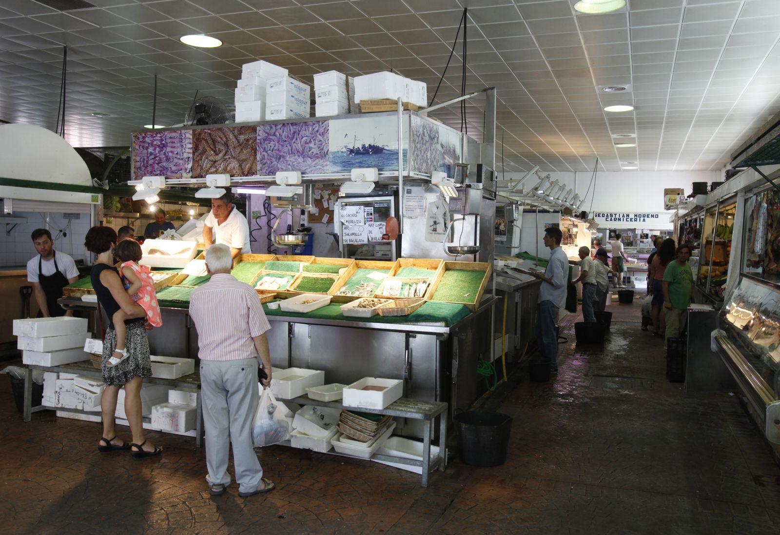 Interior del mercado de abastos del Cerro del Águila.