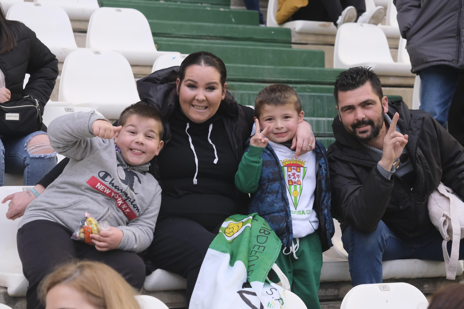 Las imágenes del ambiente en El Arcángel para el Córdoba CF - Balona