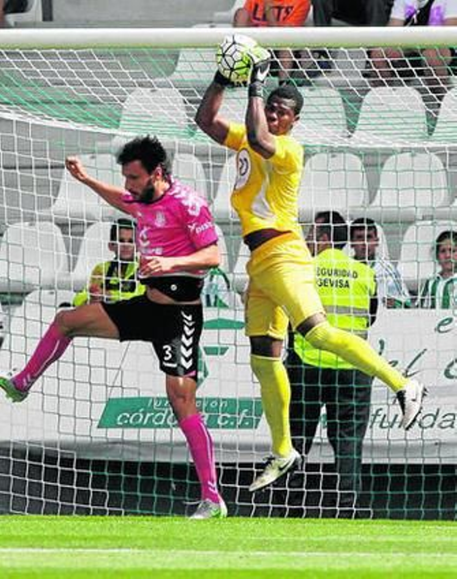 Razak atrapa el balón en presencia de Germán.