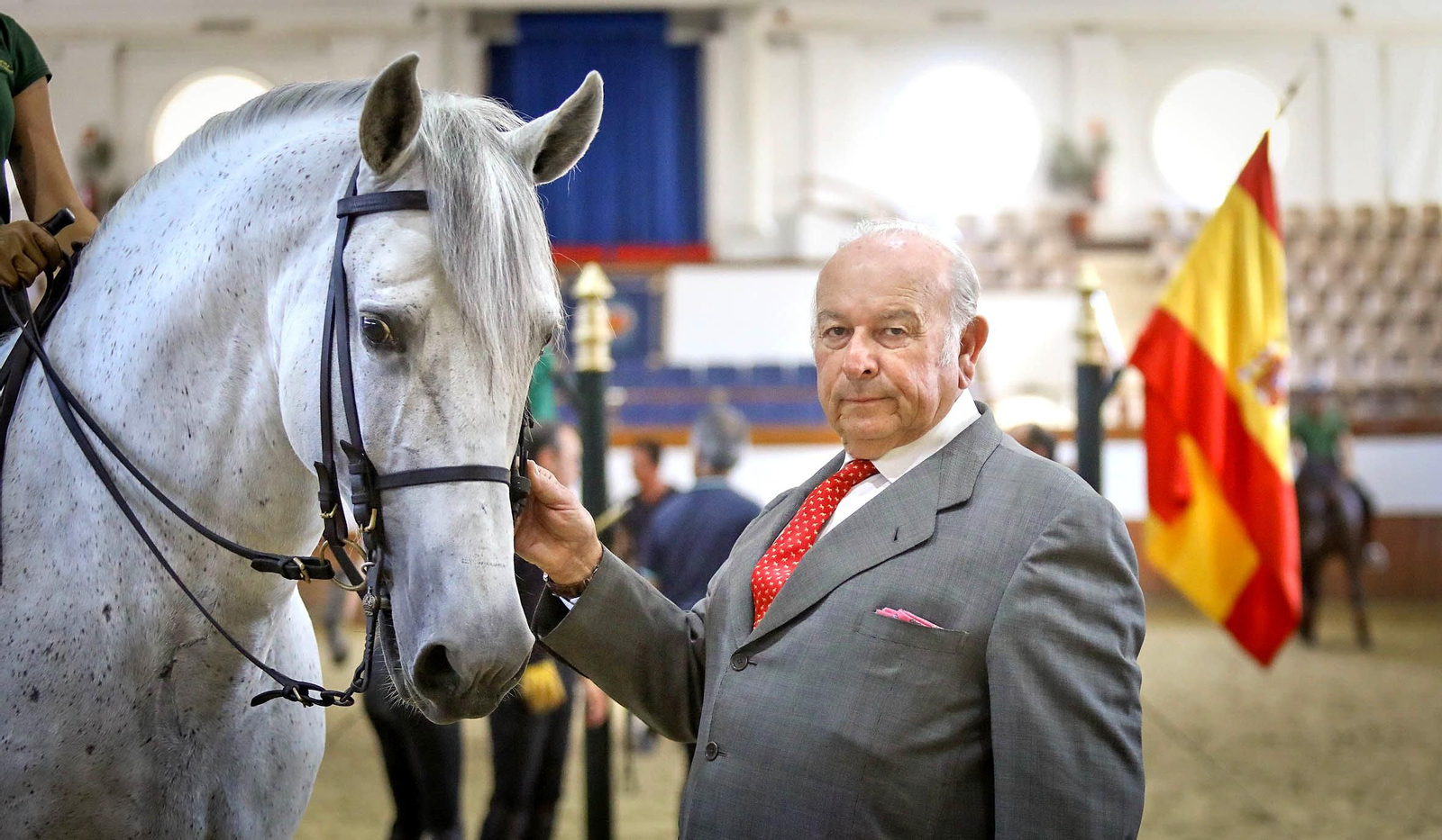 Una imagen de Álvaro Domecq, junto a uno de los caballos de la Real Escuela.