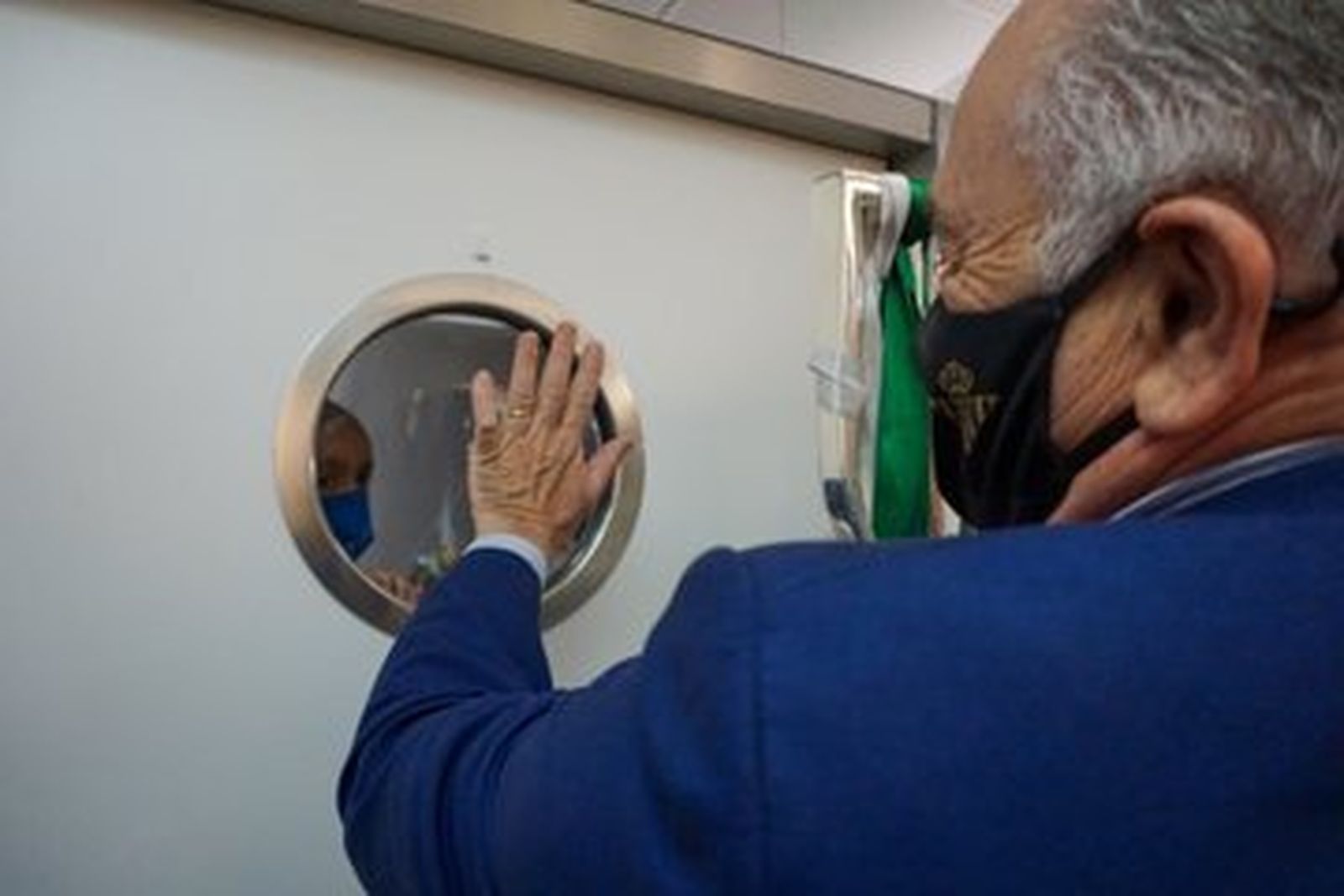 Rafael Gordillo enseña la Copa del Rey.