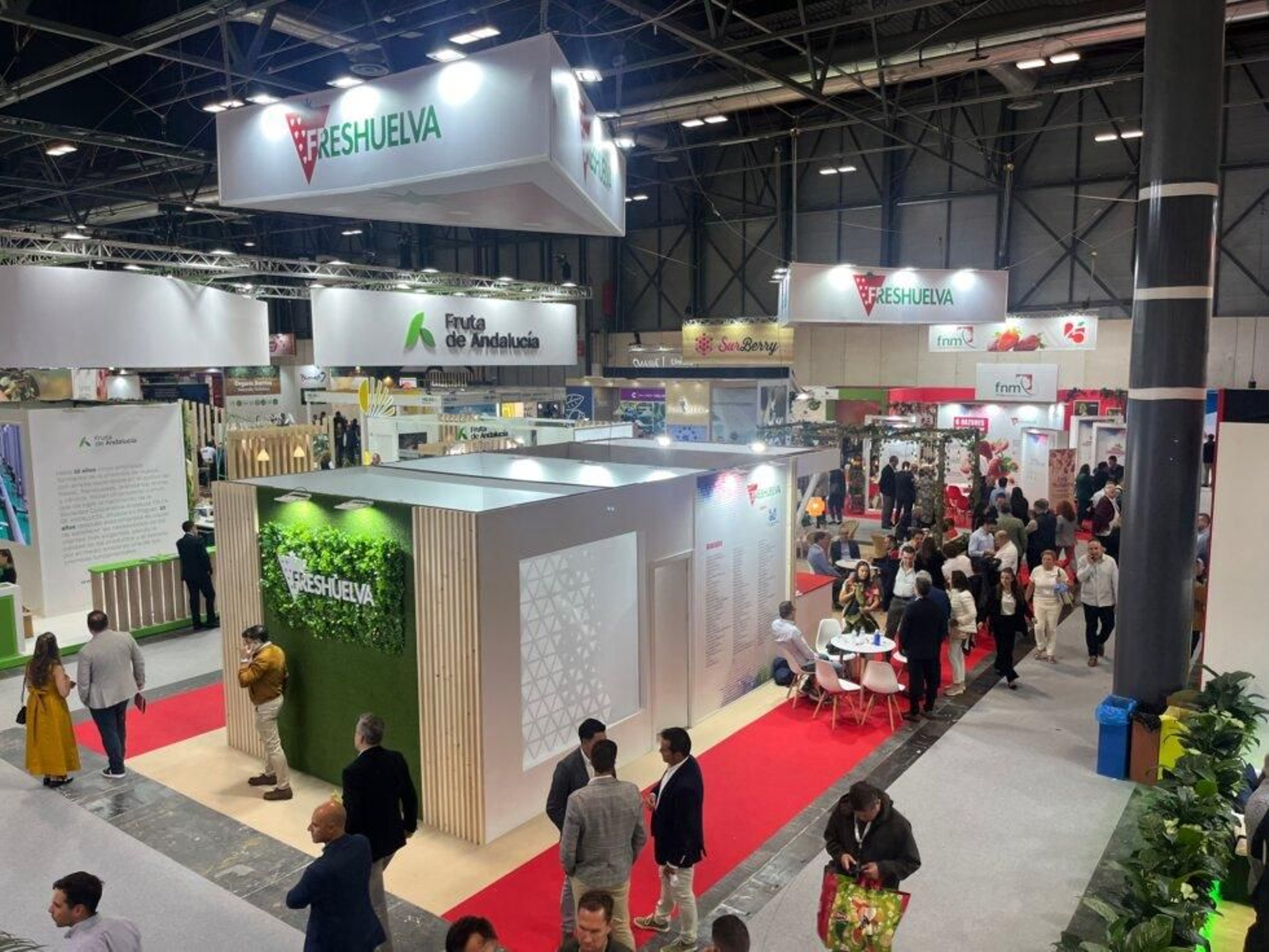 Ambiente del stand de Freshuelva en Fruit Attraction 2025.