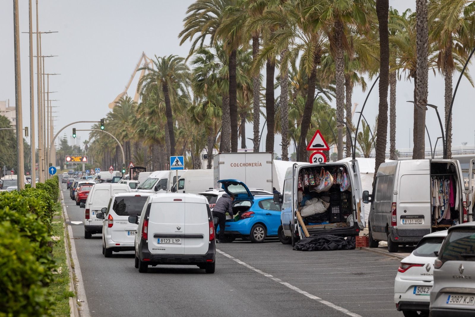 La instalación del Piojito fue posible este lunes sin que hubiera que cortar el tráfico en la avenida de la Bahía