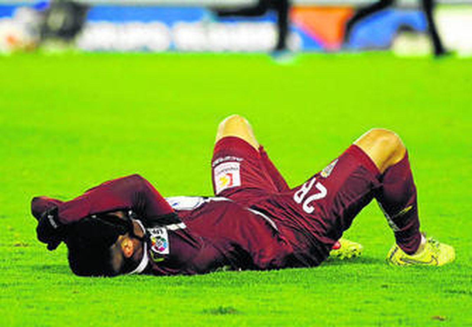 Florin Andone yace en el suelo en un instante del partido en Balaídos.