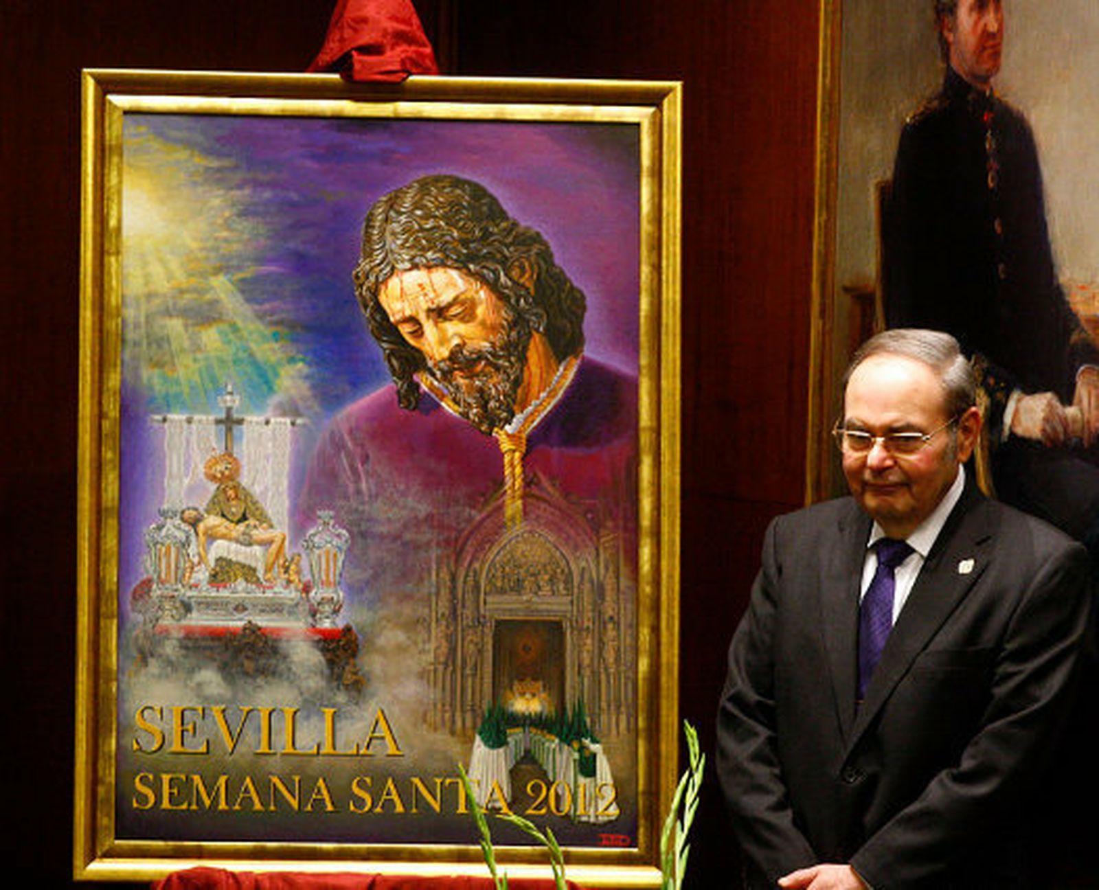 Antonio J. Dubé de Luque, con uno de sus tantos carteles realizados.
