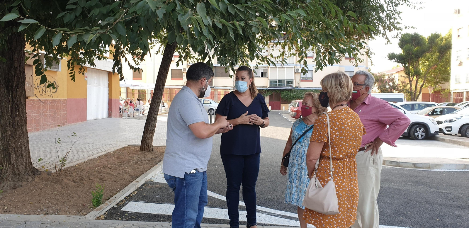La delegada del distrito, Marisa Gómez, con vecinos de La Oliva.