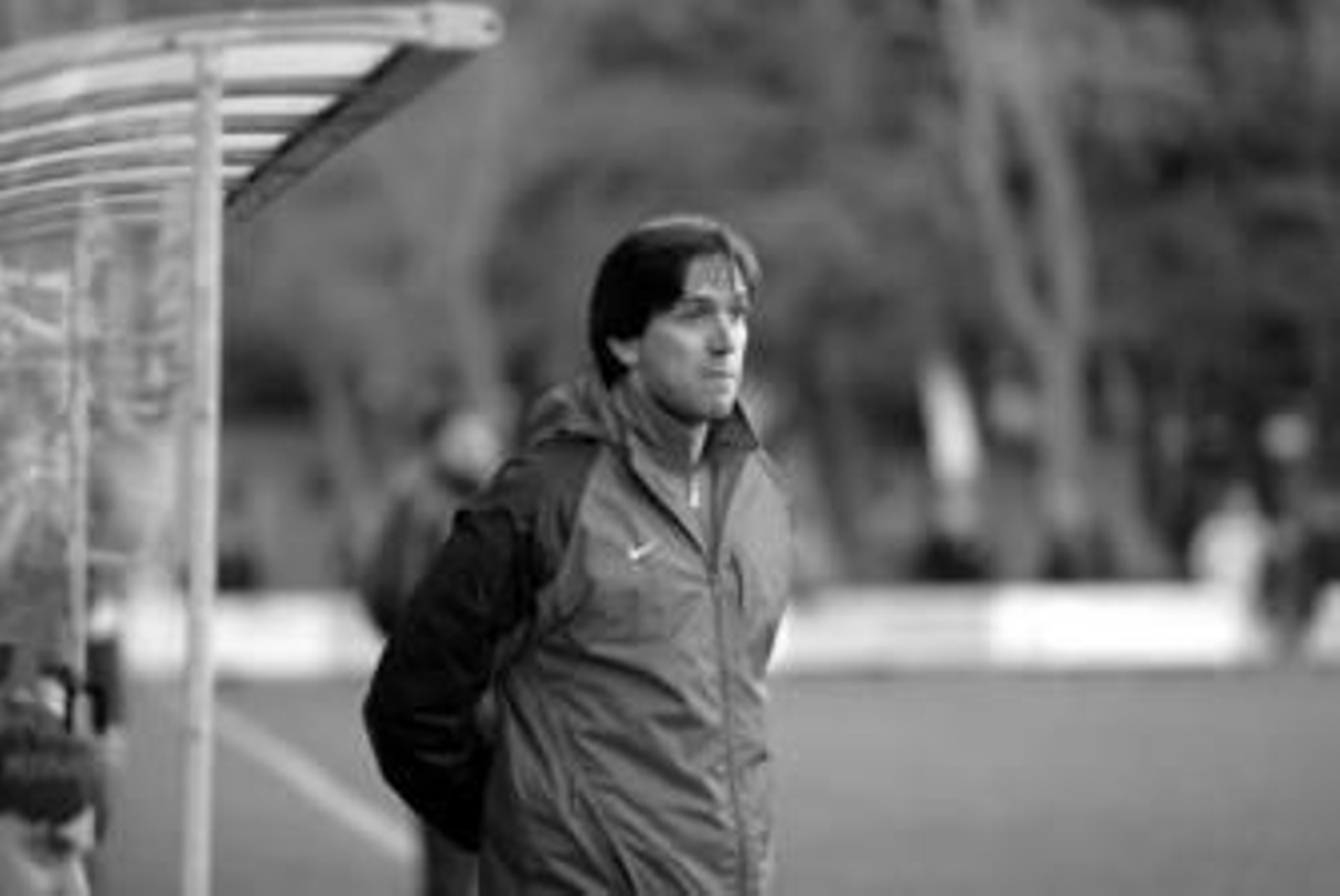 Antonio Cazalilla sigue un encuentro desde el banquillo.