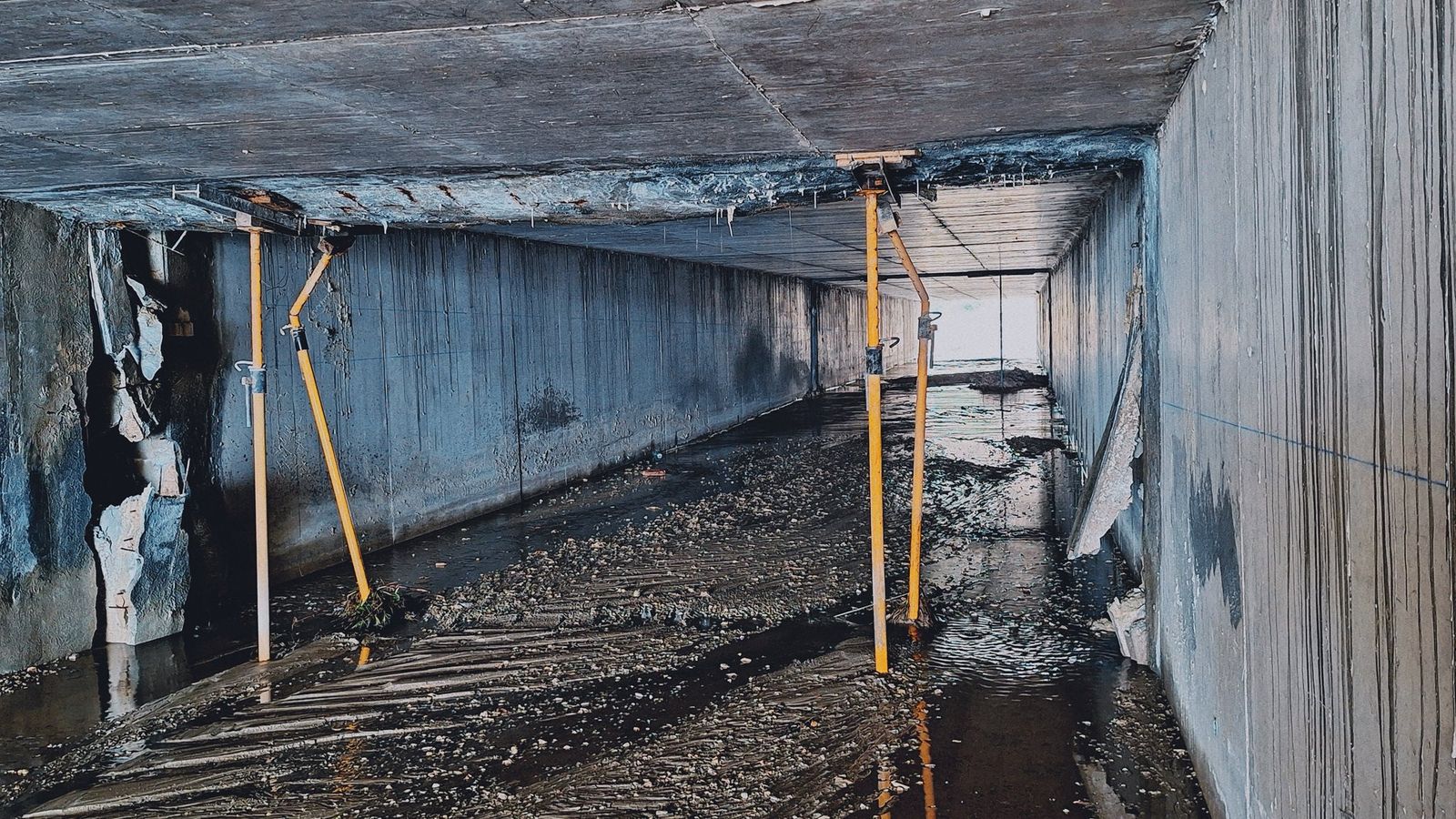 Fotografía colgadas por el alcalde de Villacarrillo del estado de un paso de agua bajo la vía.