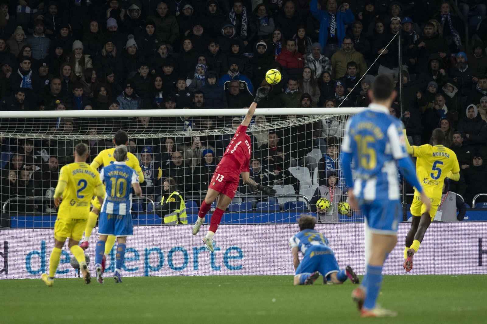 Paradón de Víctor Aznar en el partido contra el Deportivo.
