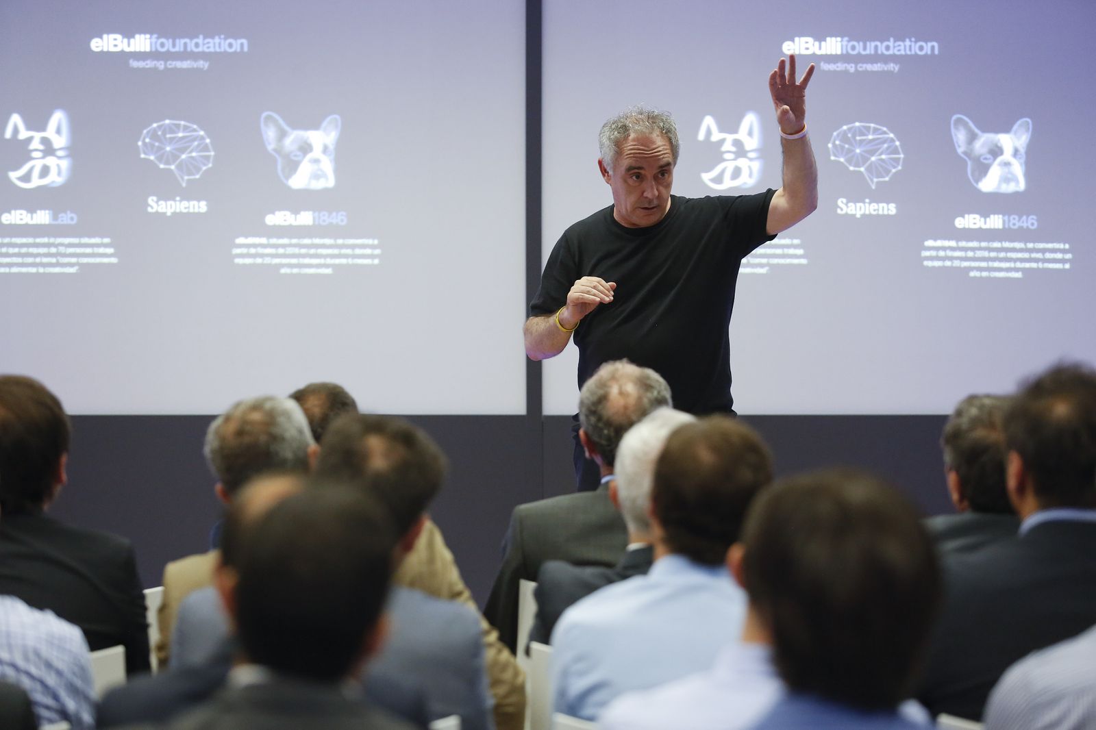 Ferran Adrià imparte una lección magistral a los presentes durante un acto de la Fundación elBulli.