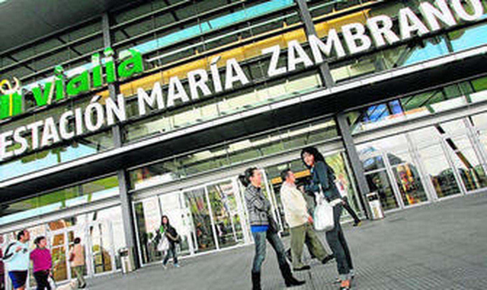 Puerta principal de la estación María Zambrano.