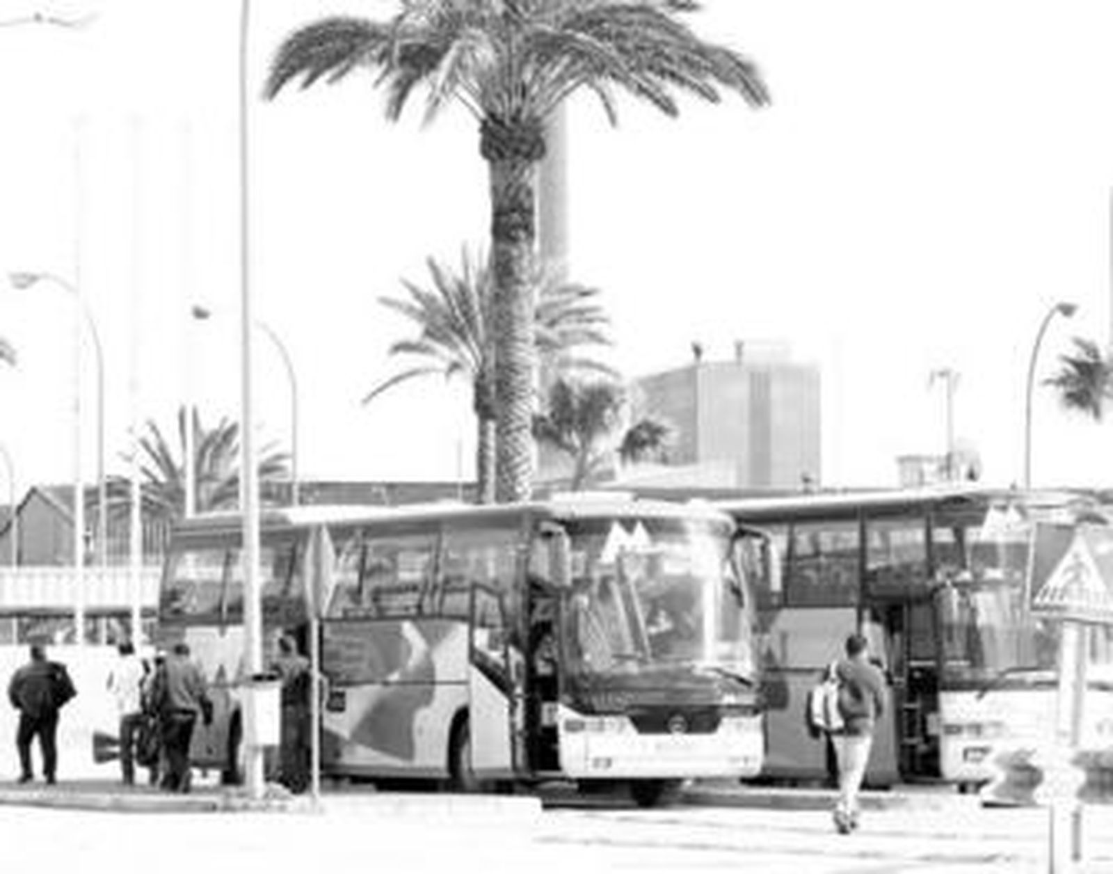 Trabajadores de Acerinox llegan a la factoría a bordo de los autobuses de transporte concertados, la semana pasada.