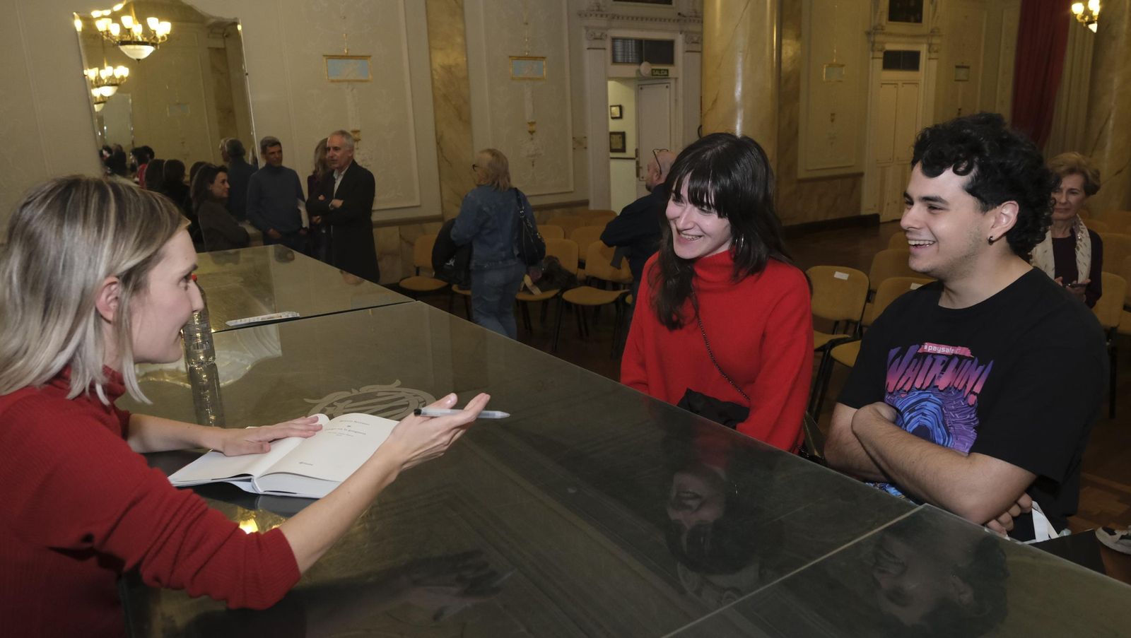 Imágenes del Diario de los Libros con la finalista del Premio Planeta 2024, Beatriz Serrano