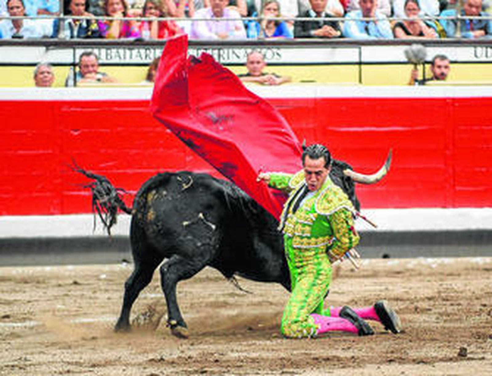 Iván Fandiño, en unas manoletinas al enclasado segundo toro.