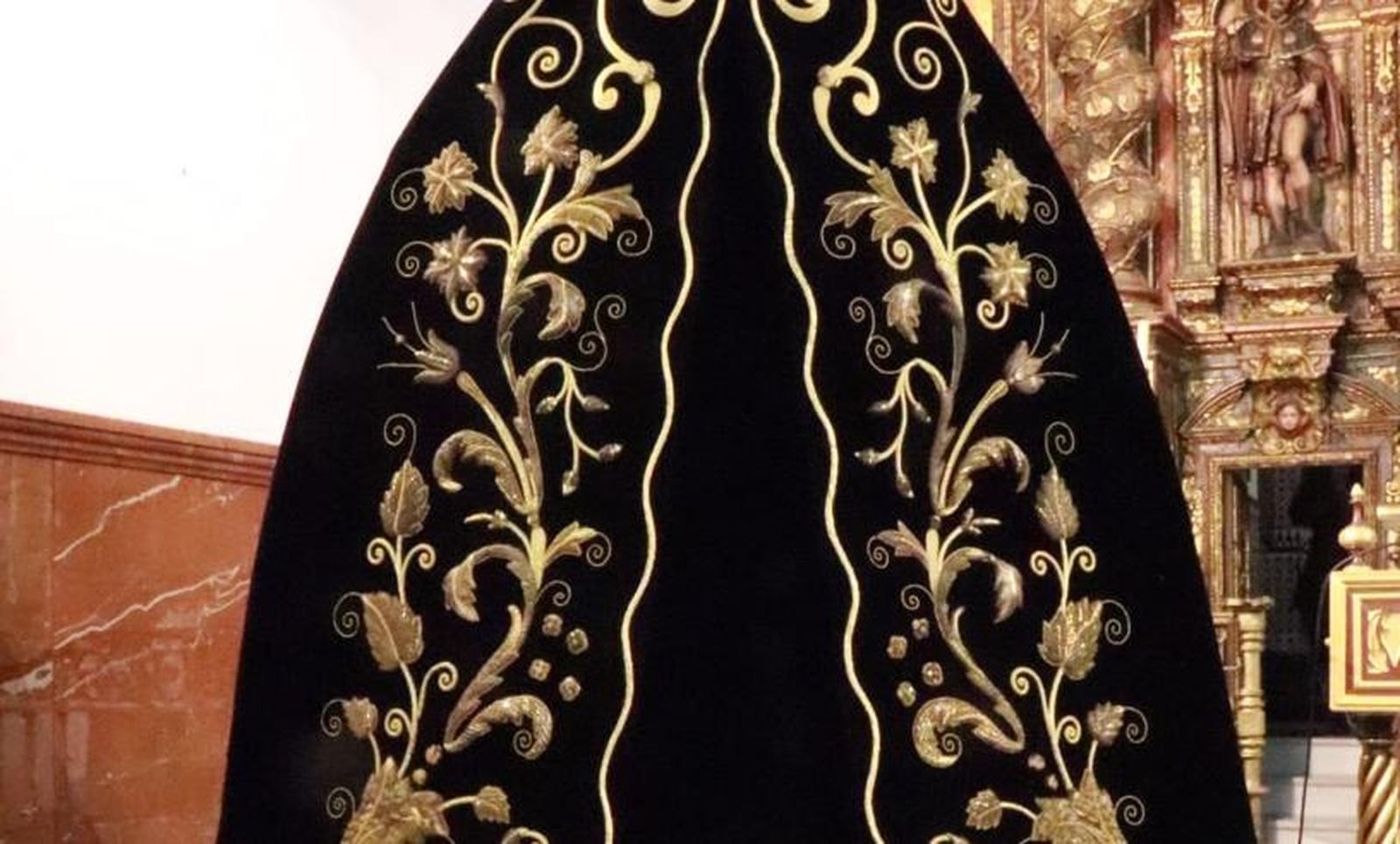 El manto, fechado en el siglo XIX, fue presentado ante los hermanos