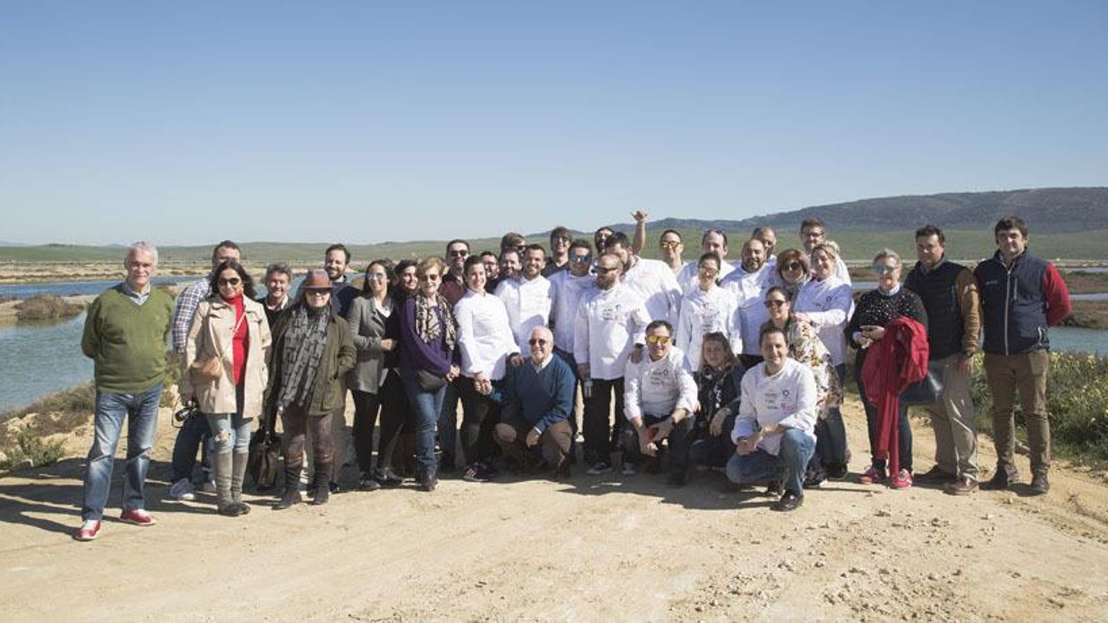 Los cocineros durante la reunión en los esteros