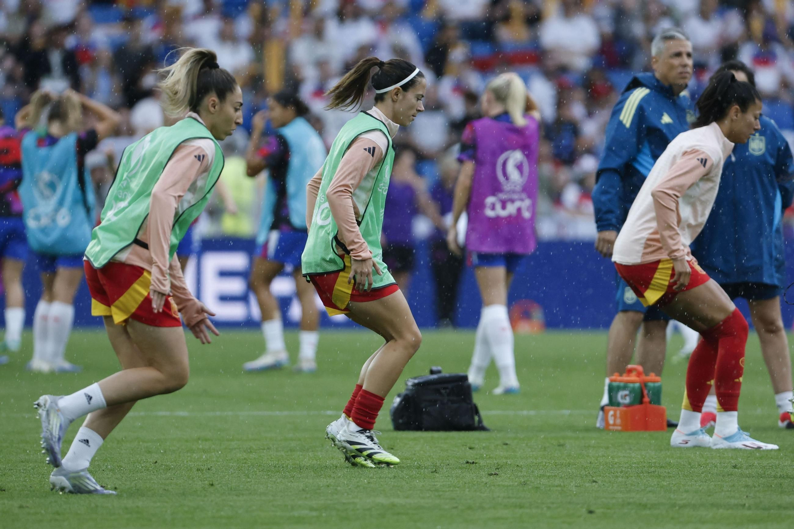 Las jugadoras españolas calientan antes del inicio del encuentro.