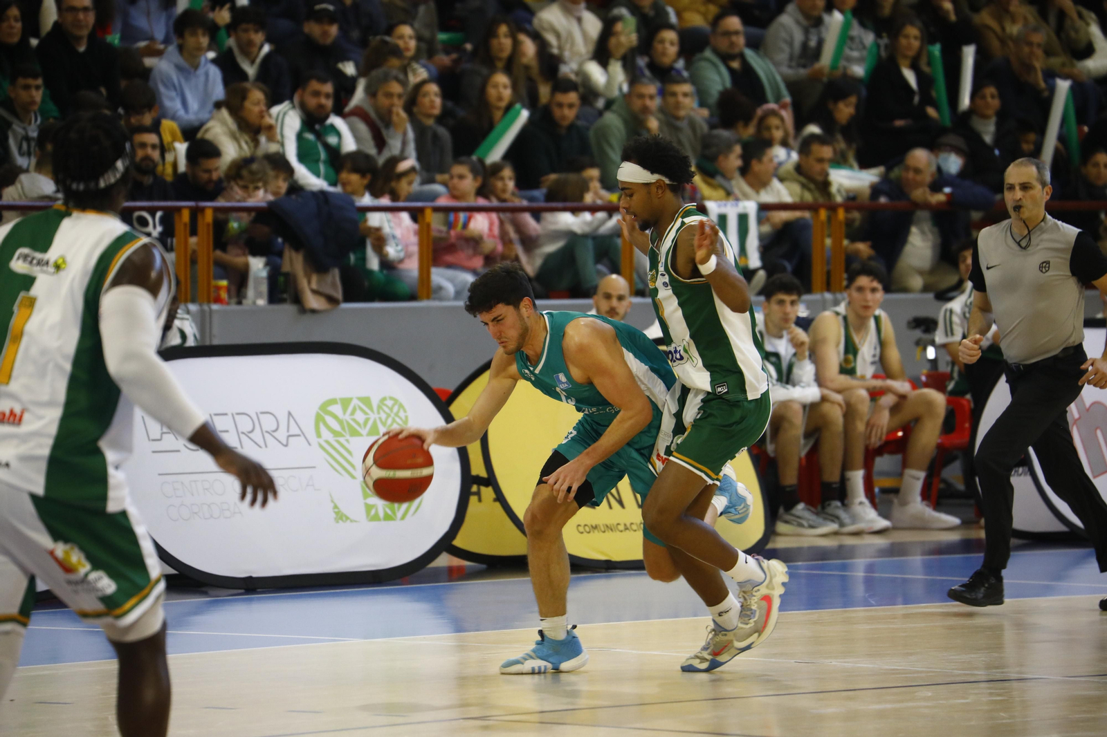 Las mejores fotos del ambiente en Vista Alegre para el derbi entre el Coto Córdoba y el UCB Camper Eurogaza