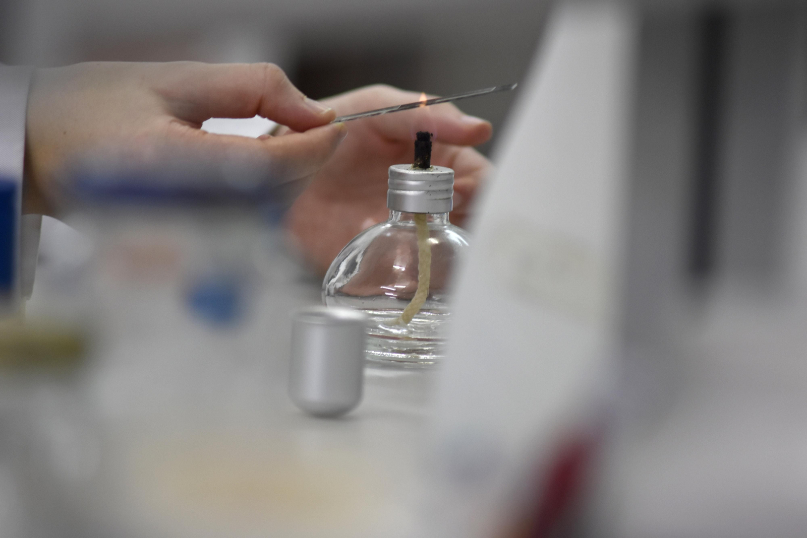 Un investigador de la UCO durante un ensayo.