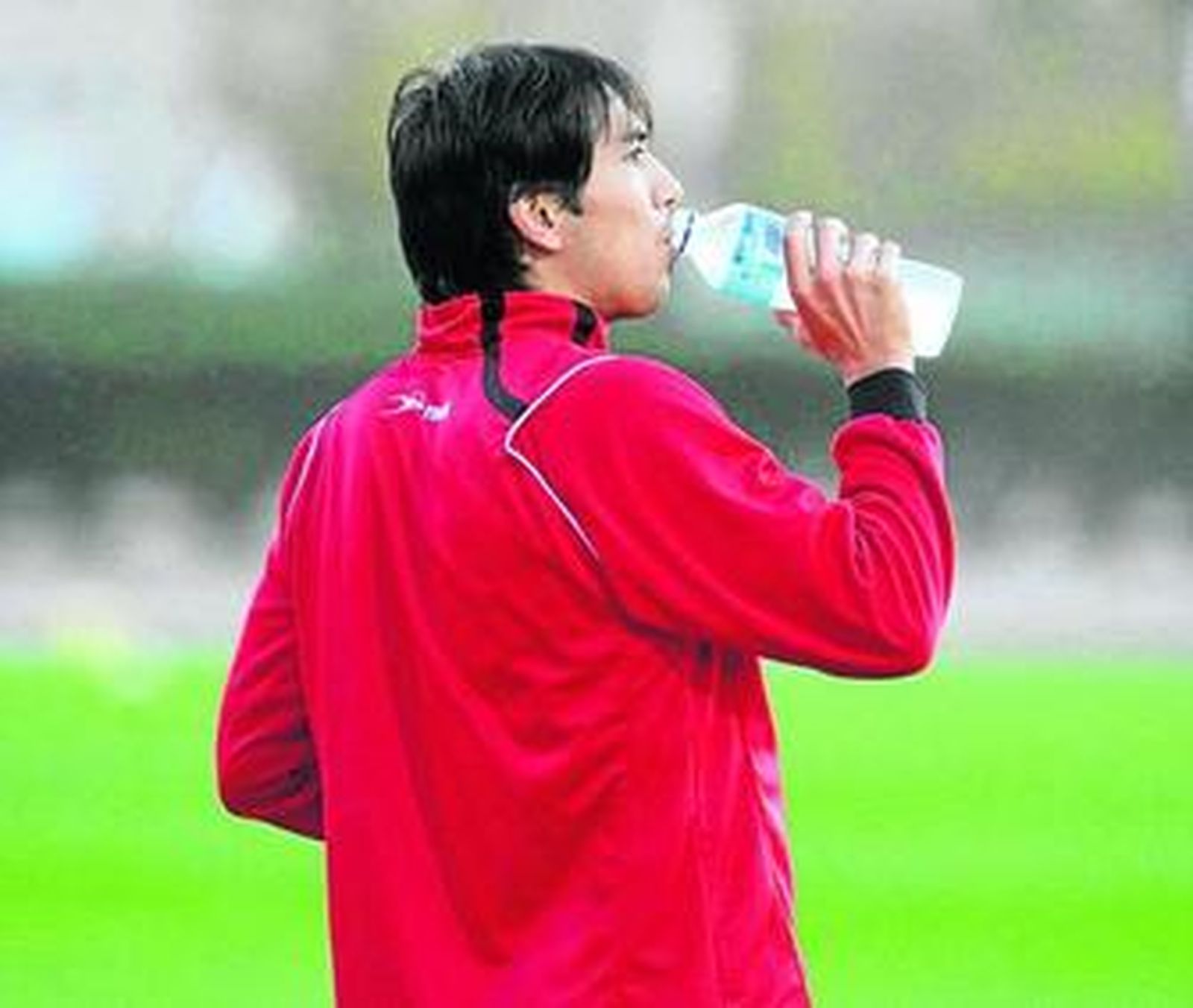 Ulloa ingiere una bebida isotónica para recuperar fuerzas durante un entrenamiento.