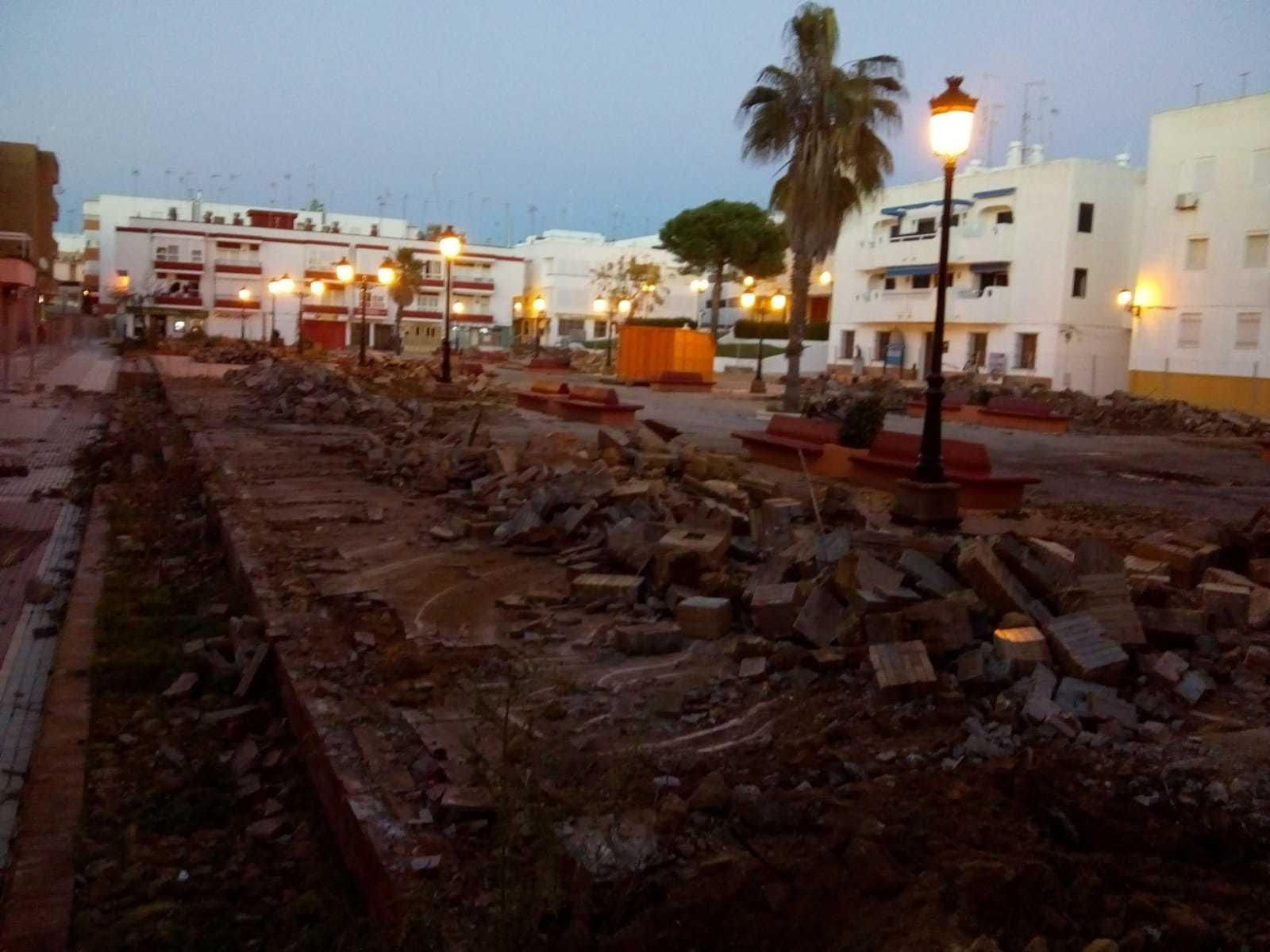 La conocida como Plaza del Pueblo de Matalascañas con la solería levantada por las obras de rehabilitación.