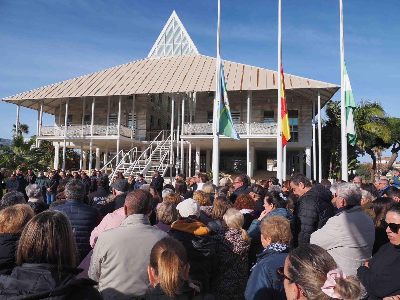 Las imágenes de la concentración silenciosa en Punta Umbría por los cinco fallecidos en el accidente de Adamuz