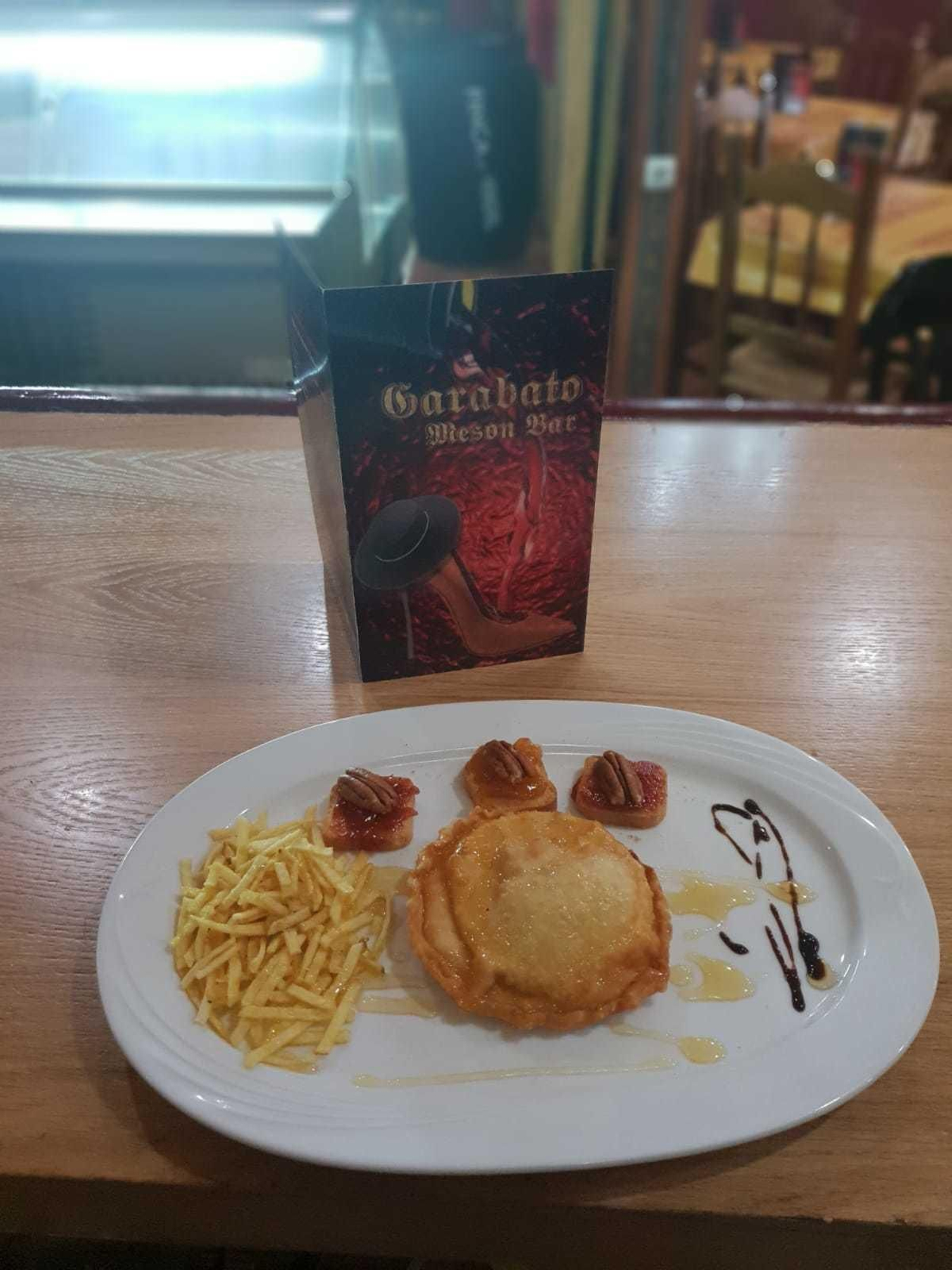 Milhoja de queso frito con miel y nueces.