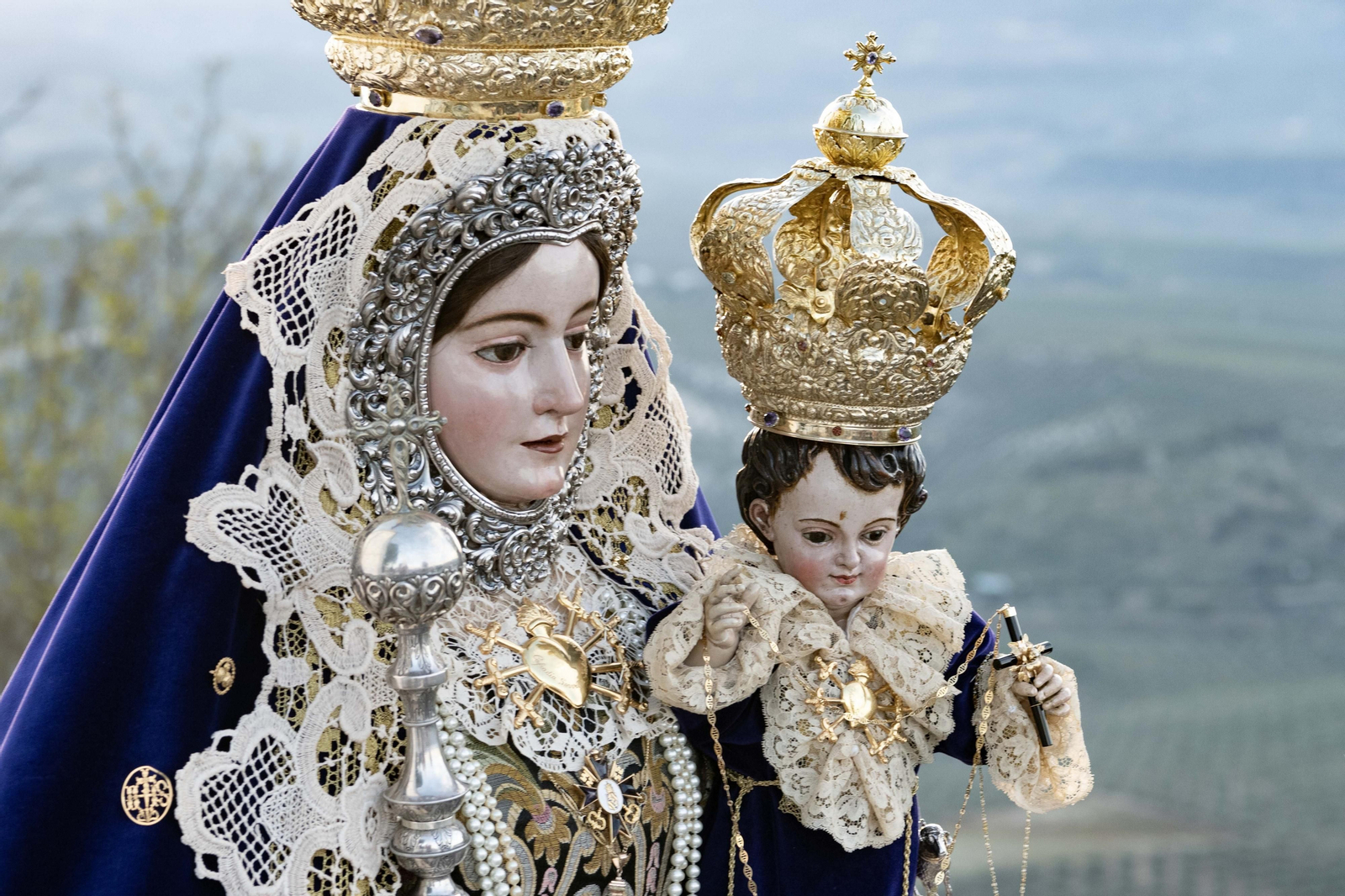 La adoración nocturna y procesión del Santísimo y la Virgen de Araceli de Lucena, en imágenes