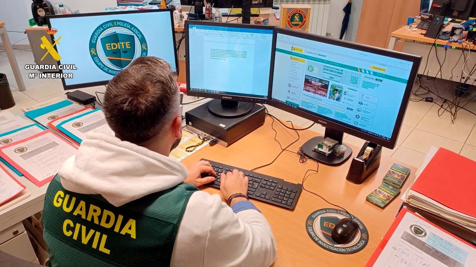 Un agente de la Guardia Civil del Equipo de Investigación Tecnológica (EDITE) durante una operación reciente