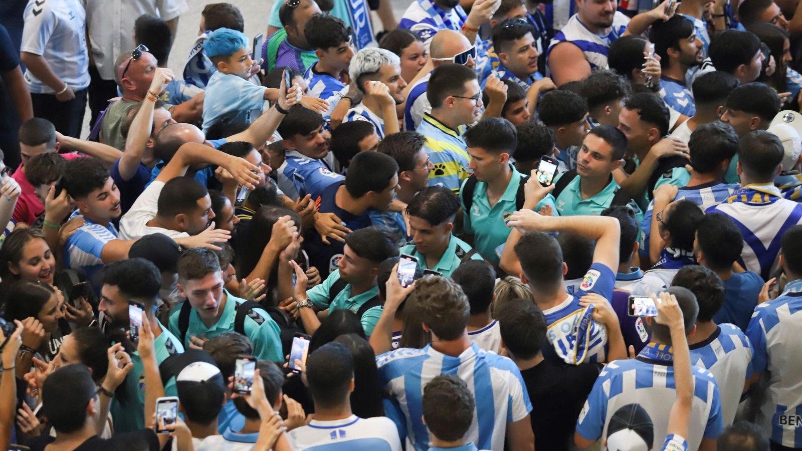 Las fotos de la afición despidiendo al Málaga en el aeropuerto antes de ir a Tarragona