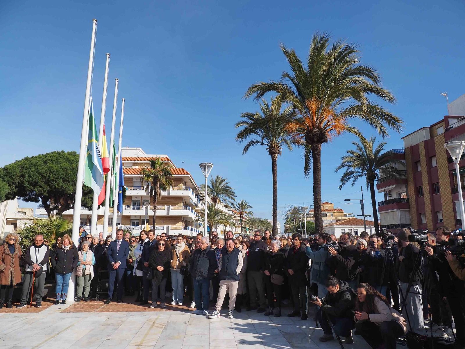 Las imágenes de la concentración silenciosa en Punta Umbría por los cinco fallecidos en el accidente de Adamuz