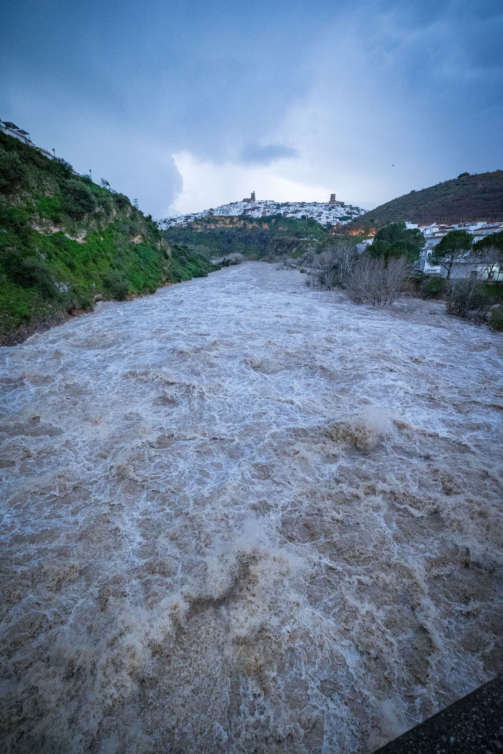 Las imágenes de las inundaciones en Arcos: la espectacular crecida del río Guadalete por la apertura de las presas