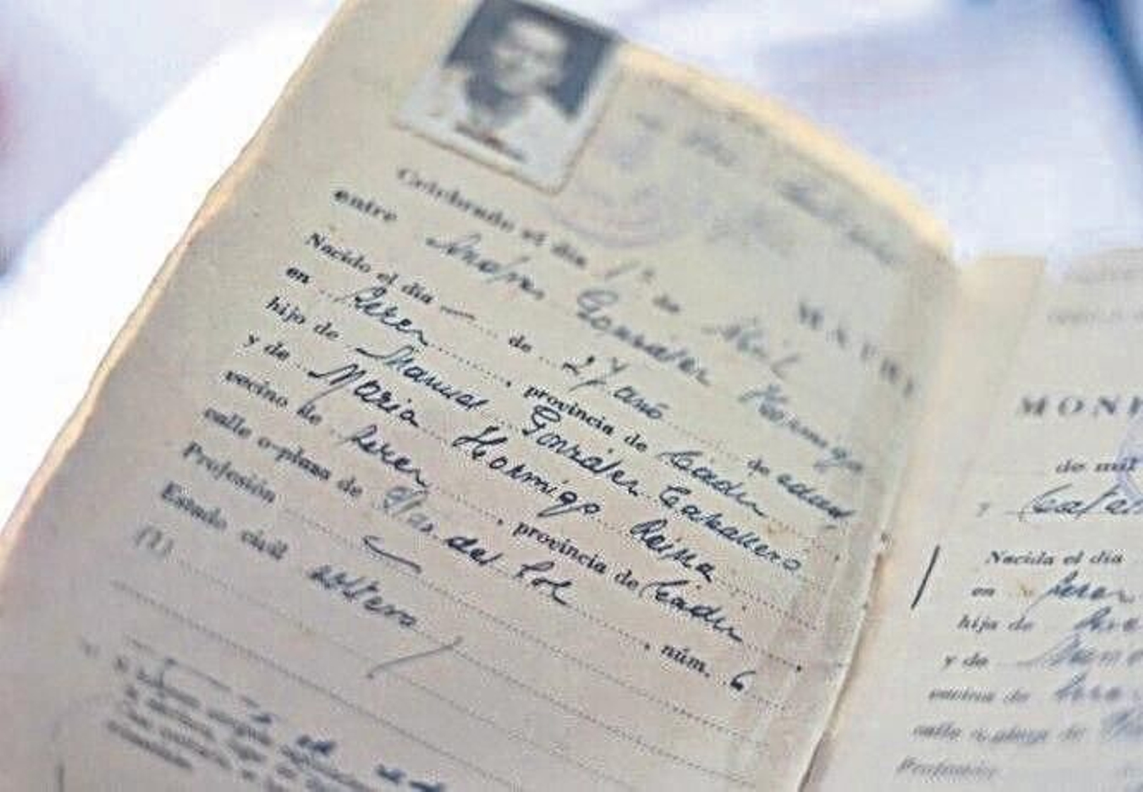 Libro de Familia de Andrés  y María, abuelos paternos.