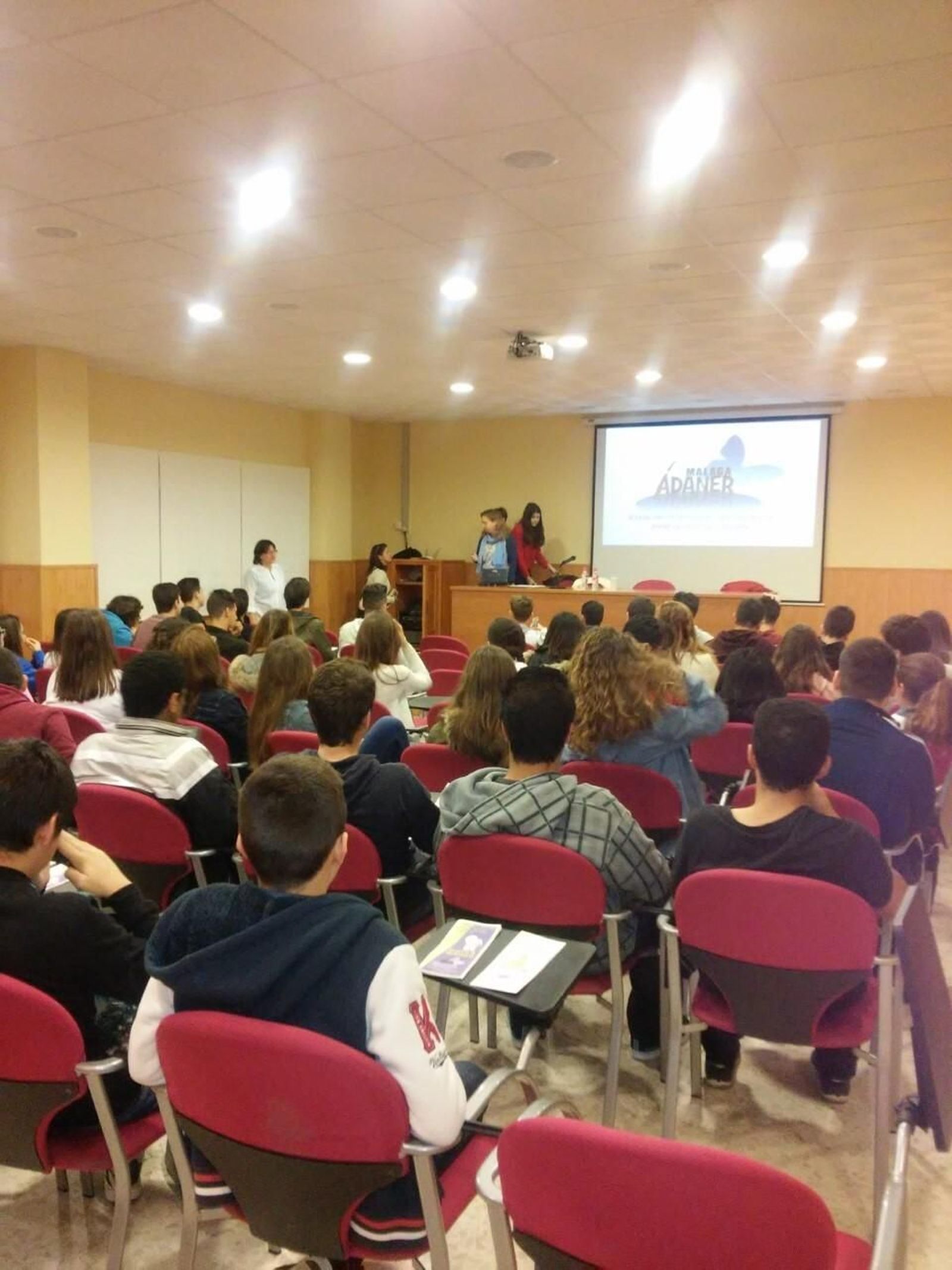 Varias personas en una actividad de la asociación Adaner.