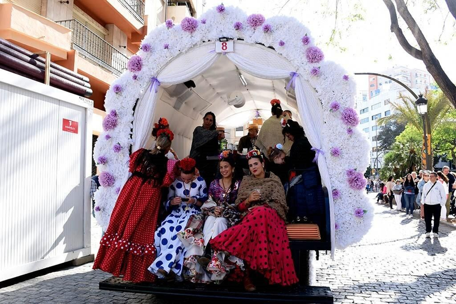 Imágenes de los peregrinos de la Hermandad de Emigrantes en su salida por las calles de Huelva