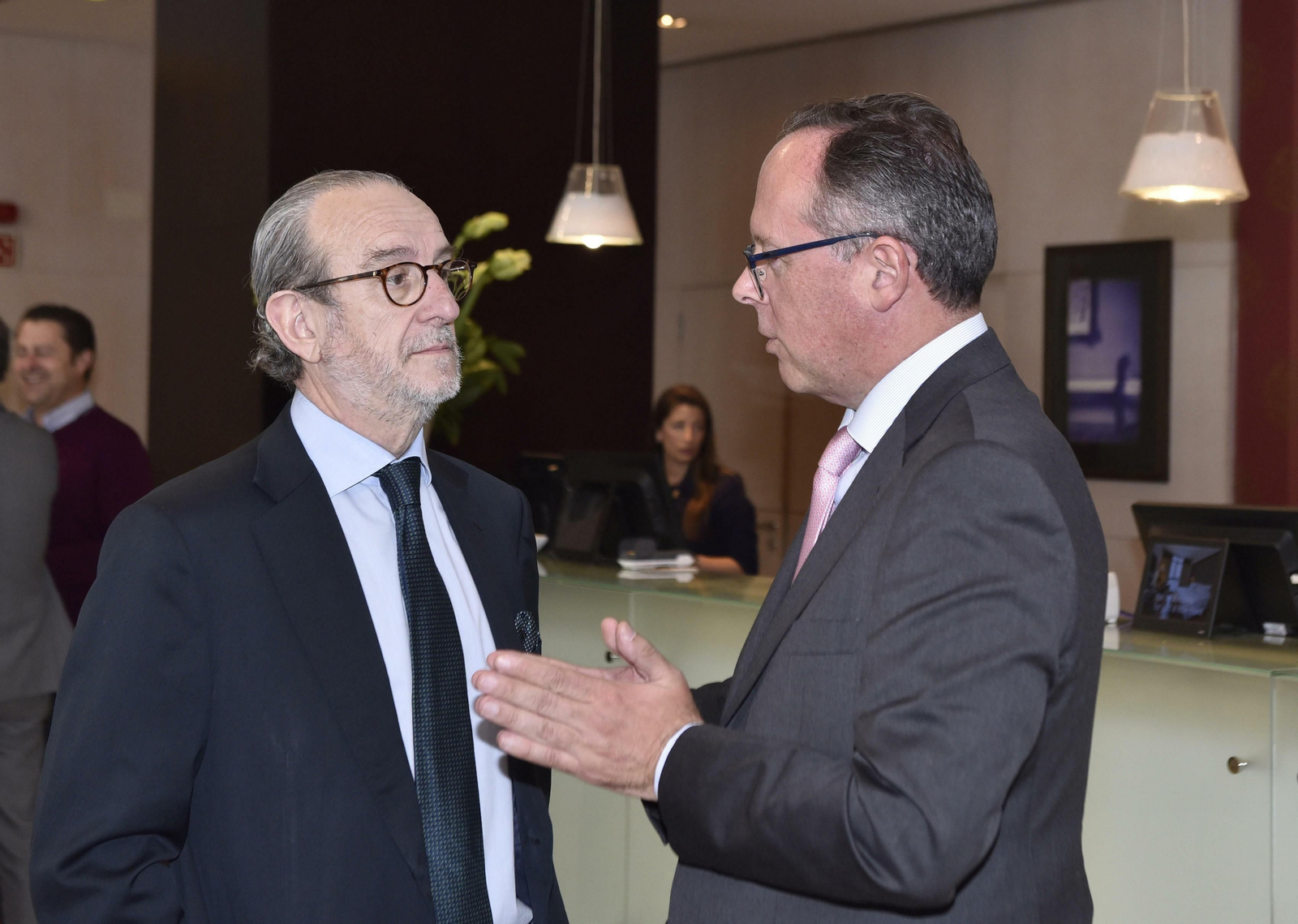 Jesús Martínez de Rioja escucha a Felipe Granados.