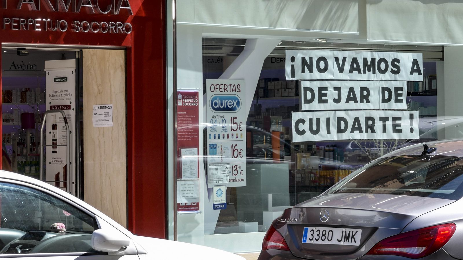 Una farmacia granadina cuelga en su escaparate un mensaje de ánimo.