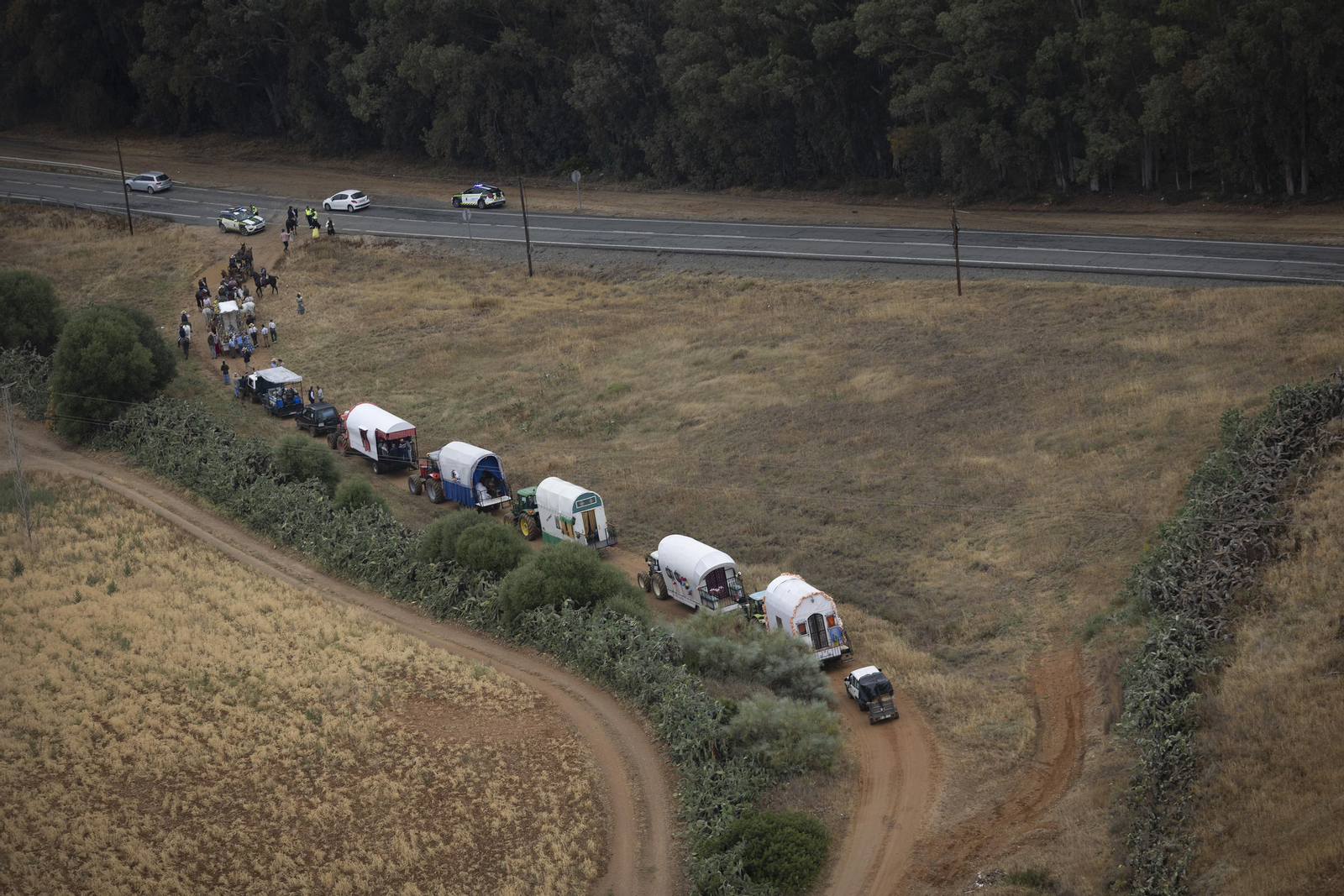 Las impresionantes fotos del camino del Rocío, desde el helicóptero de la Guardia Civil