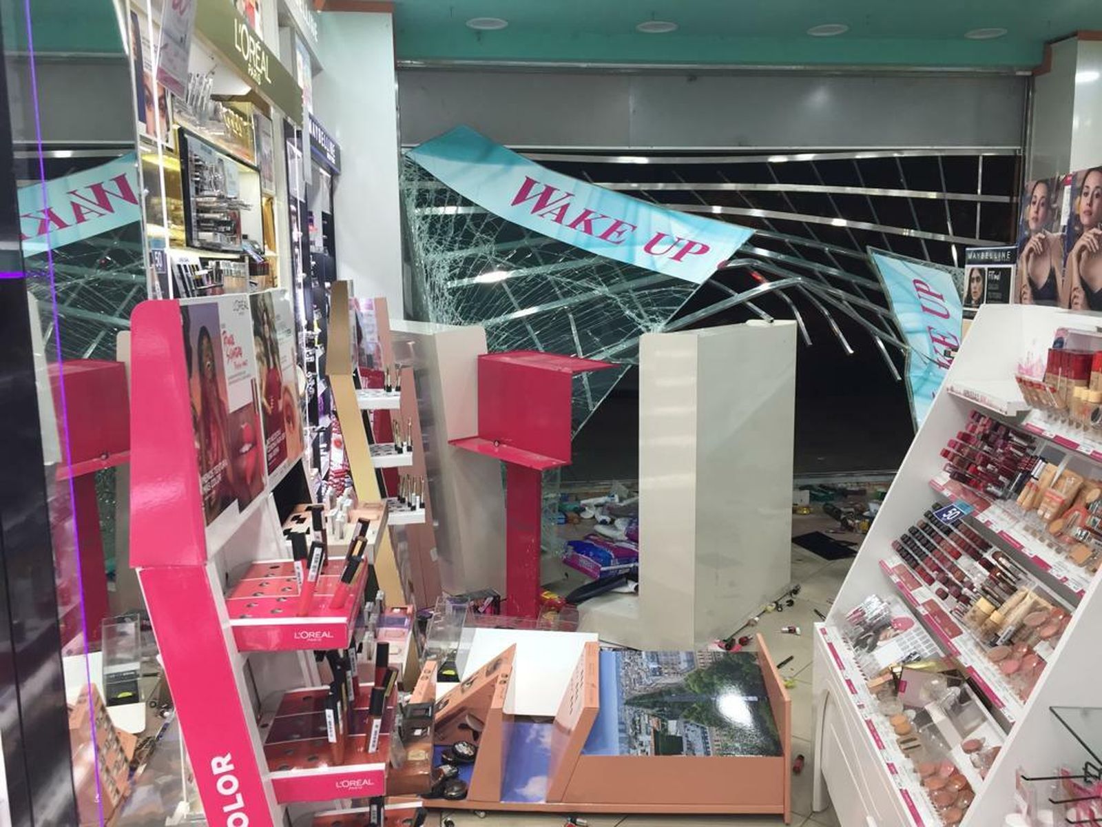 Las imágenes del robo por alunizaje en la perfumería Aromas de Los Bermejales